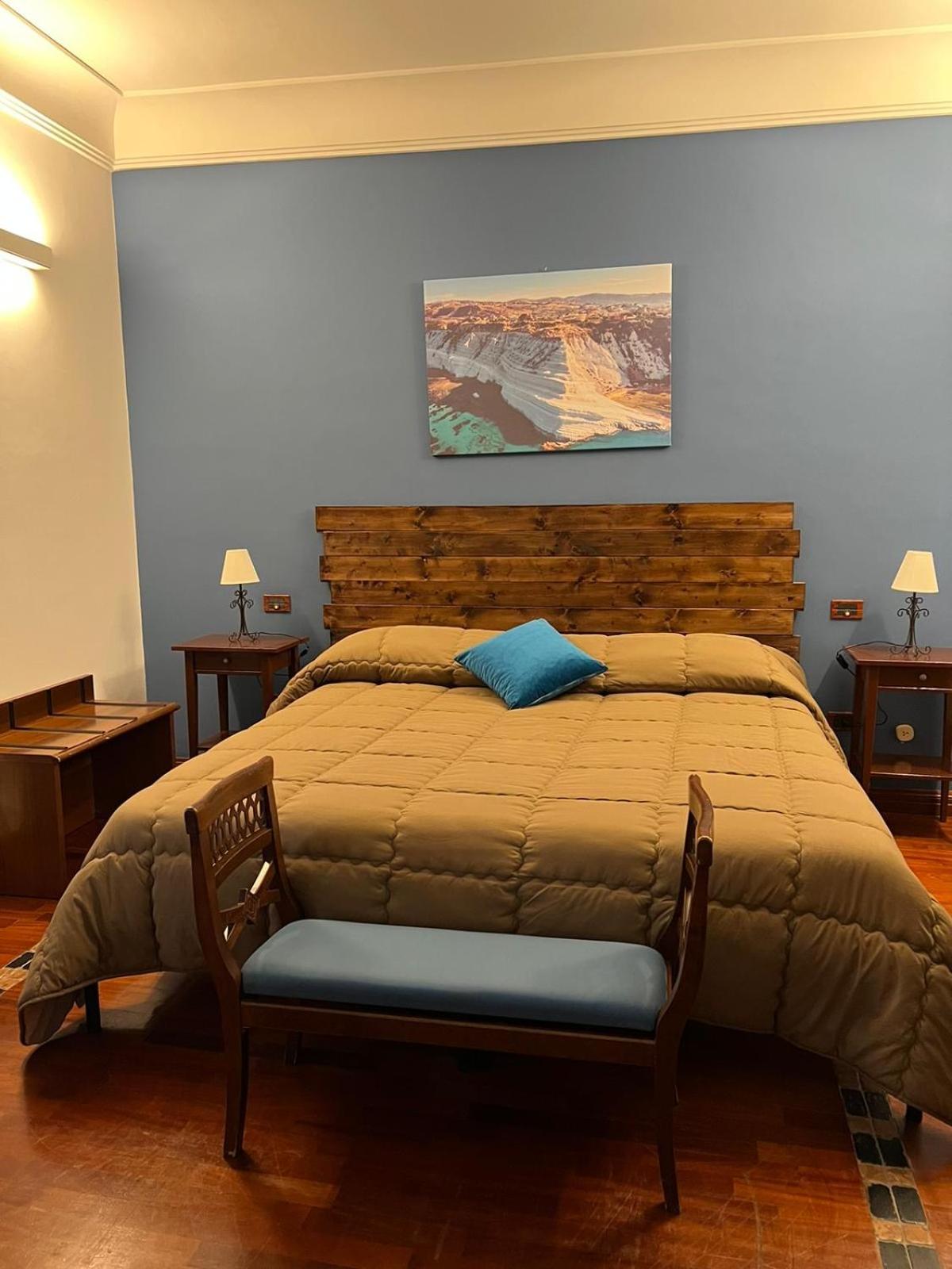 Double Room with Balcony - Photo 3