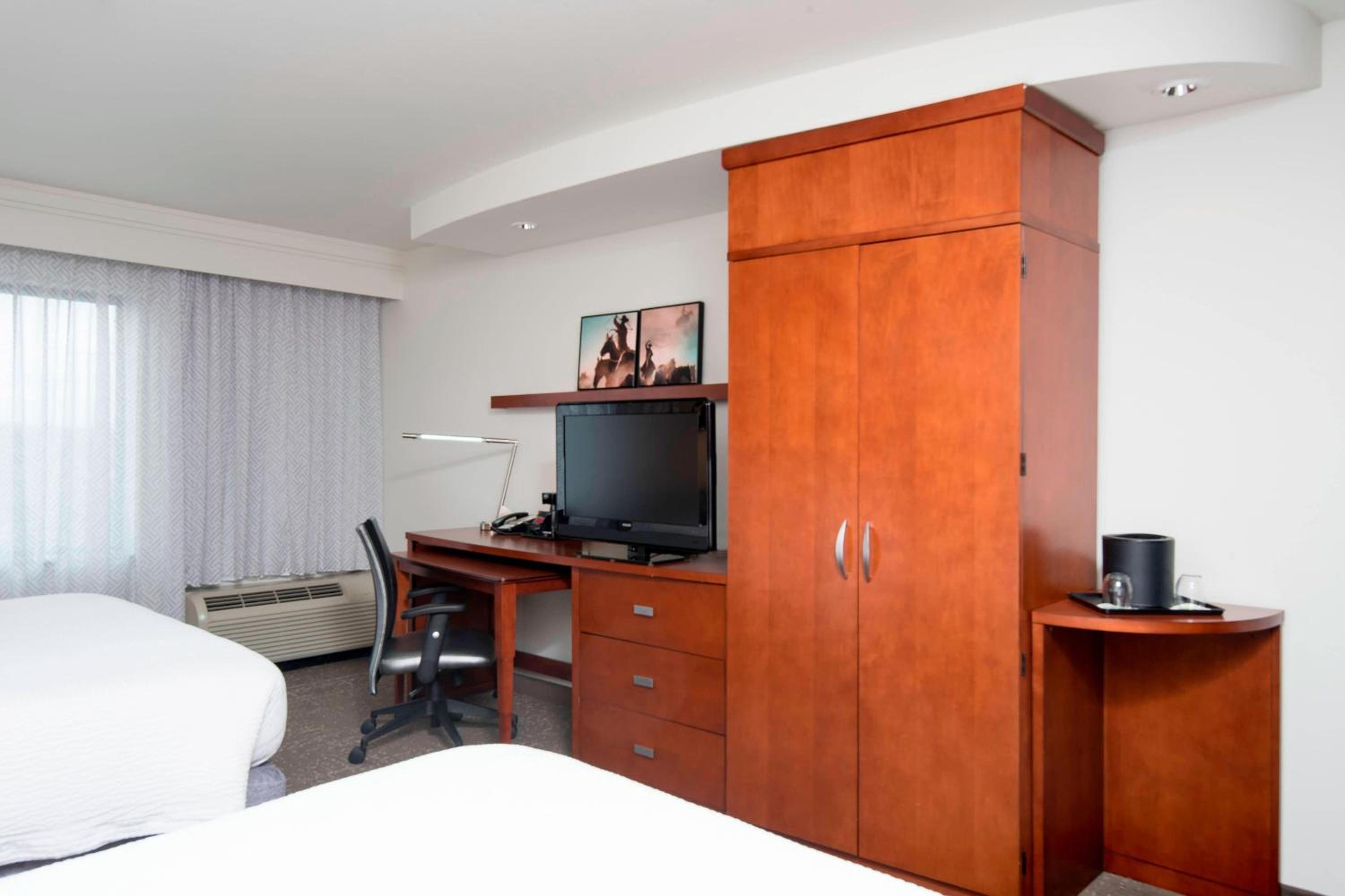 Queen Room with Two Queen Beds - Photo 2
