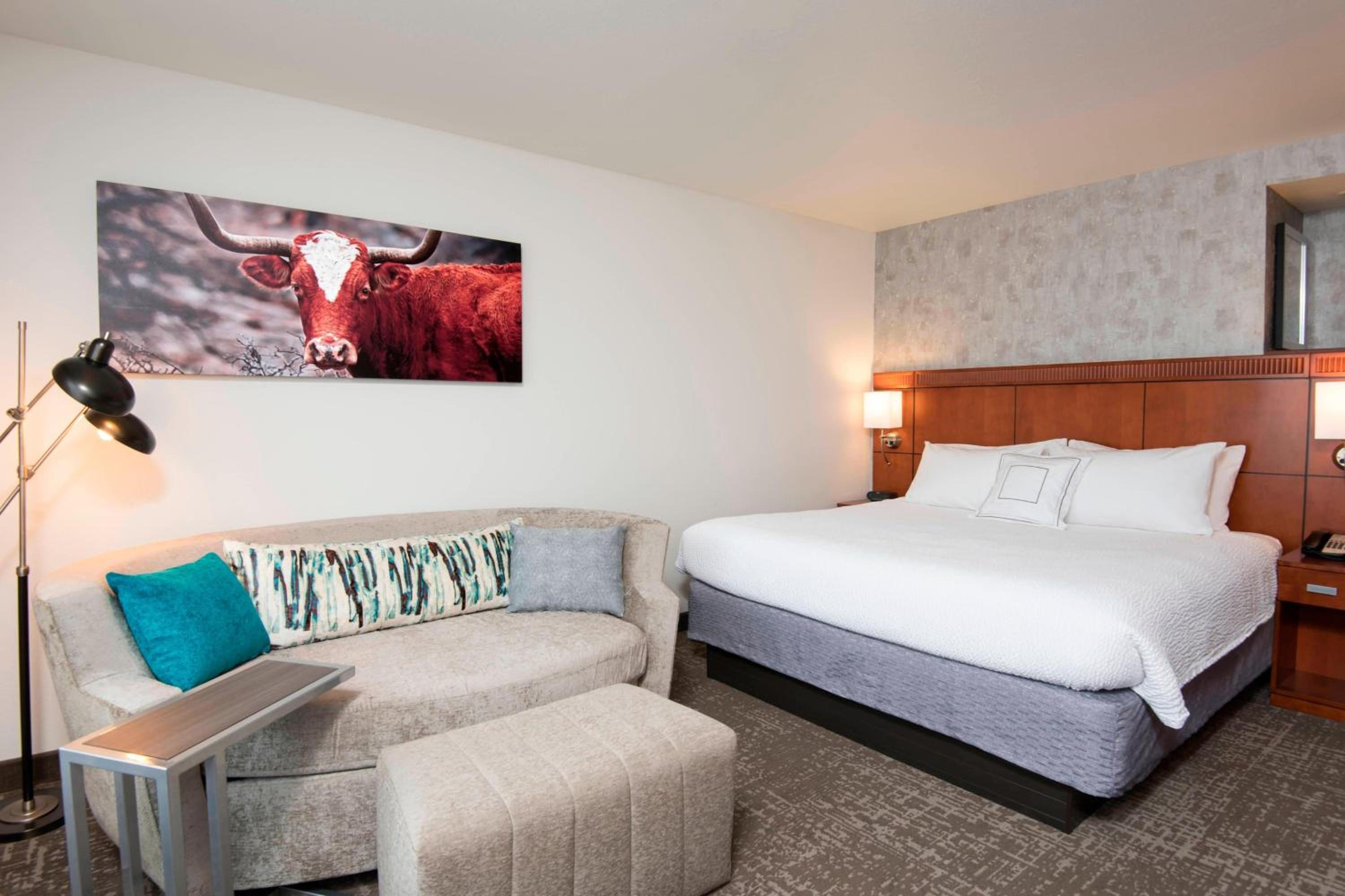 King Room with Sofa Bed - Photo 1