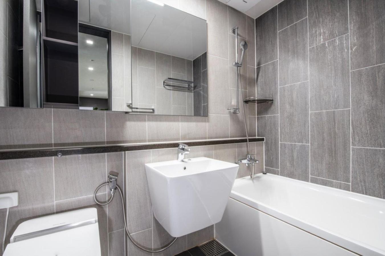 Three-Bedroom Suite - Photo 18
