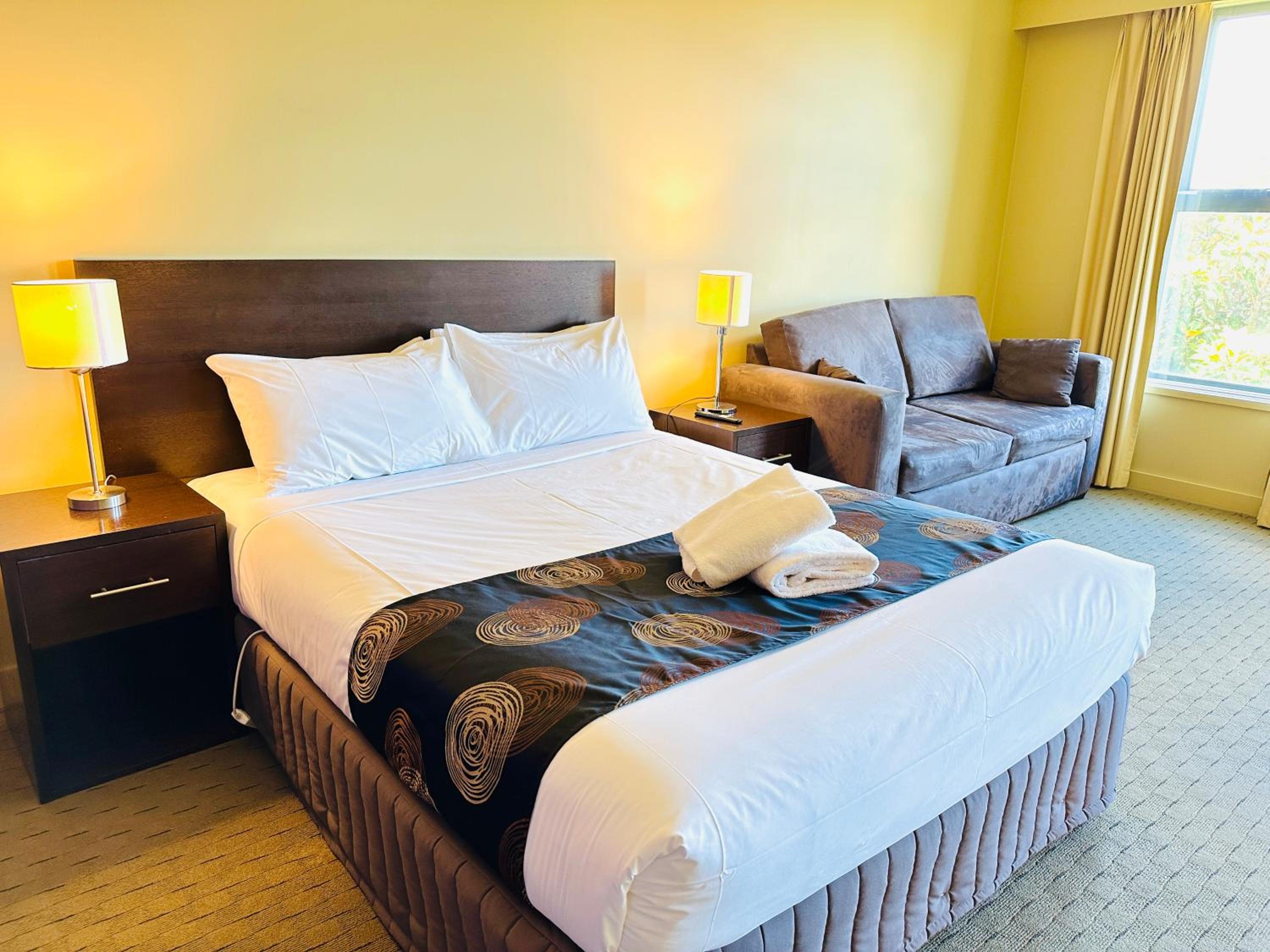 Deluxe Queen Suite