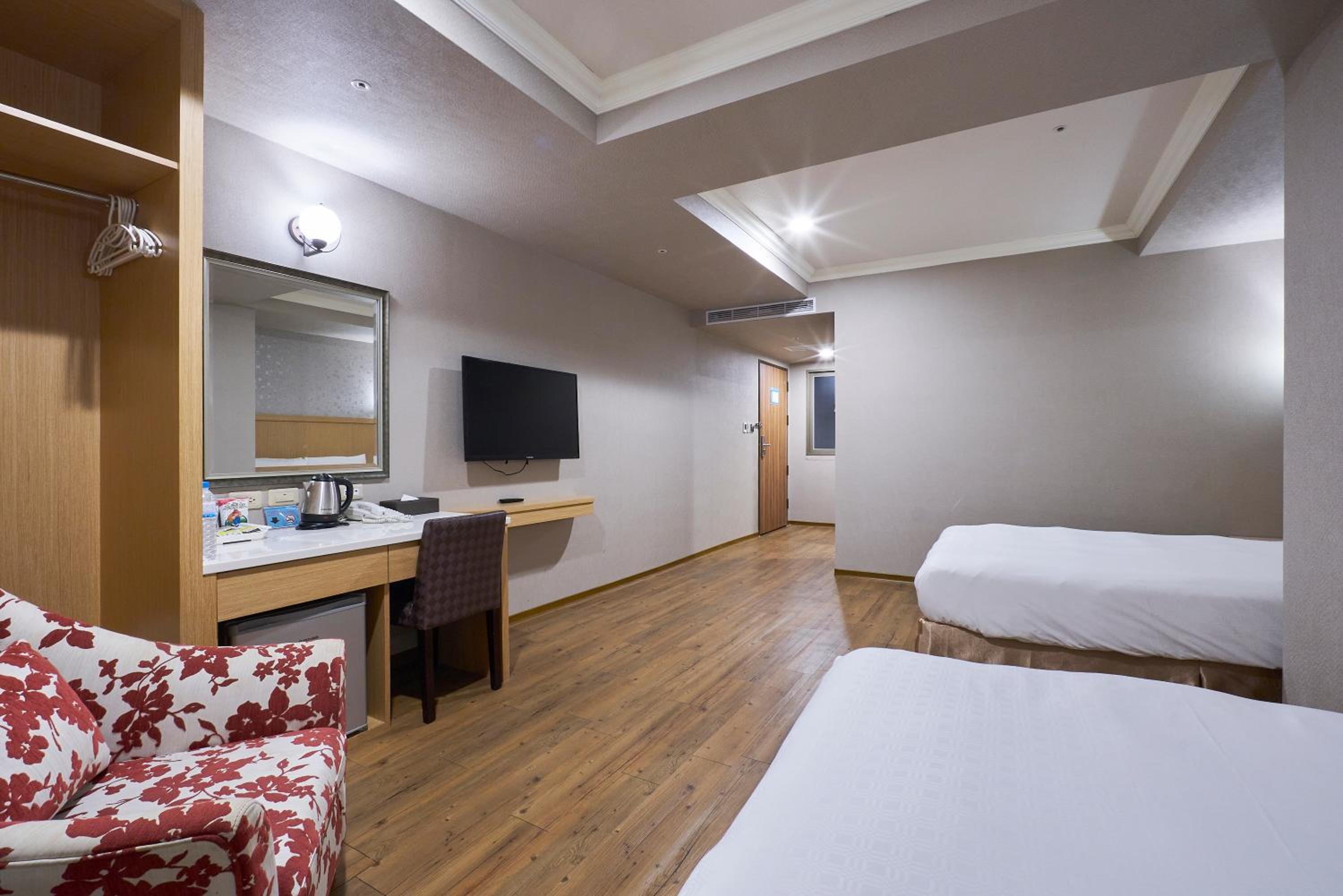 Deluxe Quadruple Room - No Window photo 3