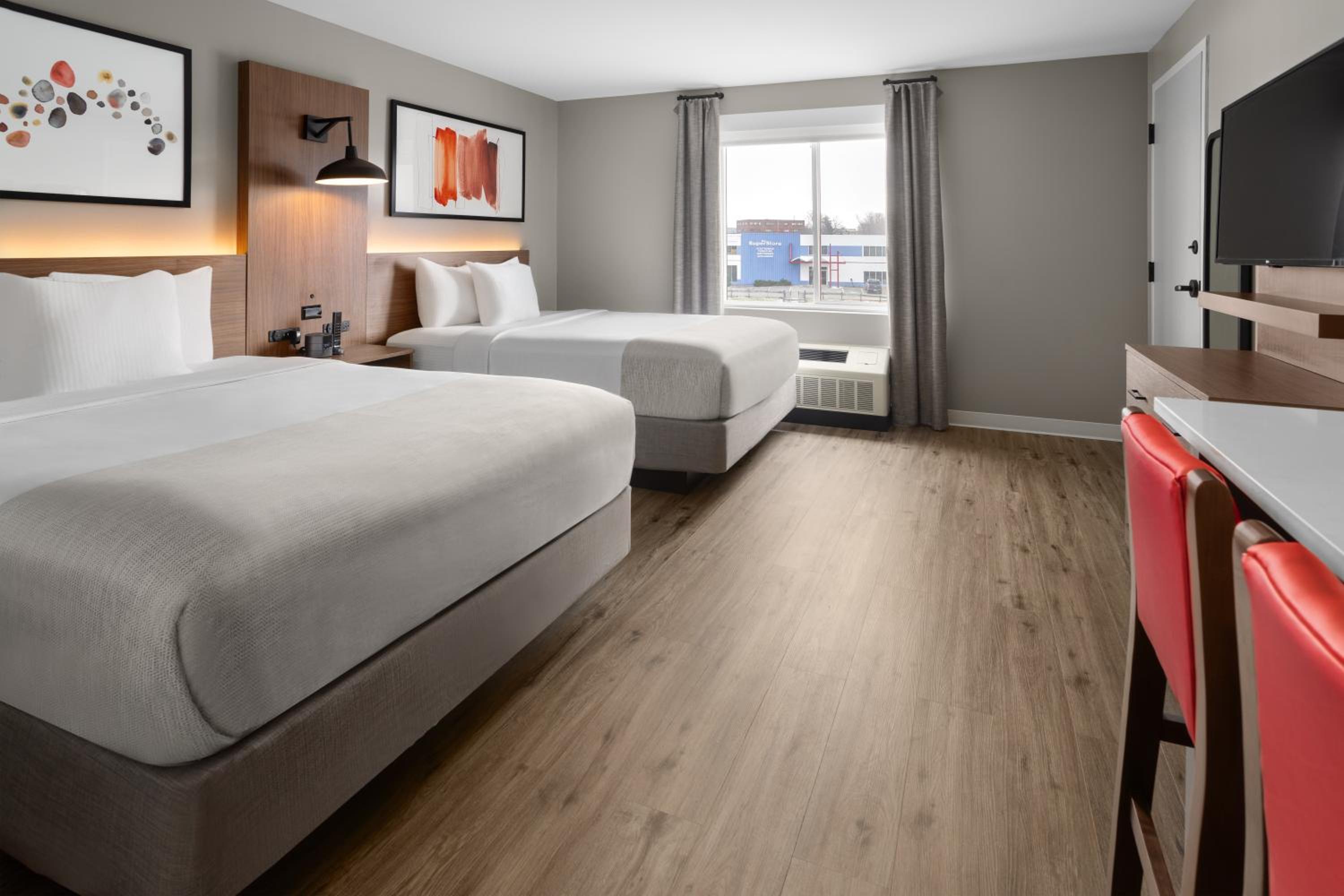 Queen Room with Two Queen Beds - Non-Smoking - Photo 4