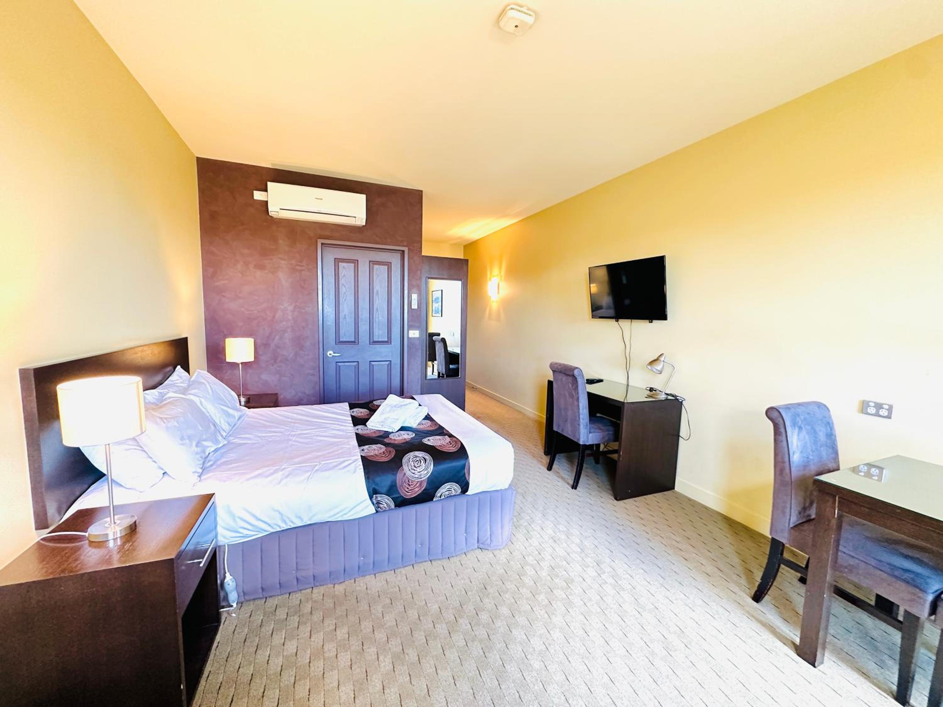Queen Suite - Photo 1