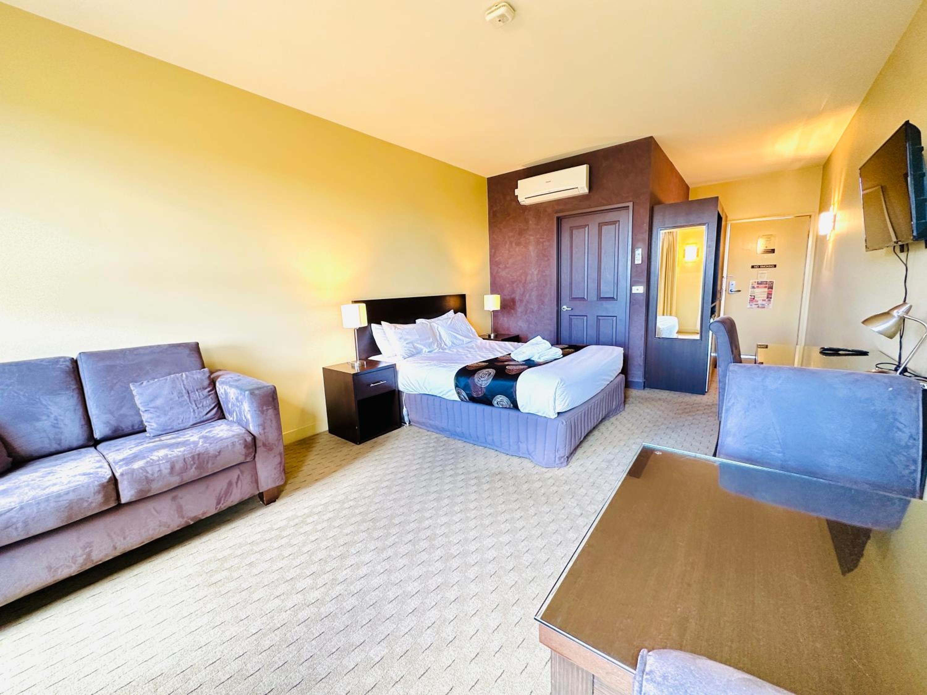 Queen Suite - Photo 2