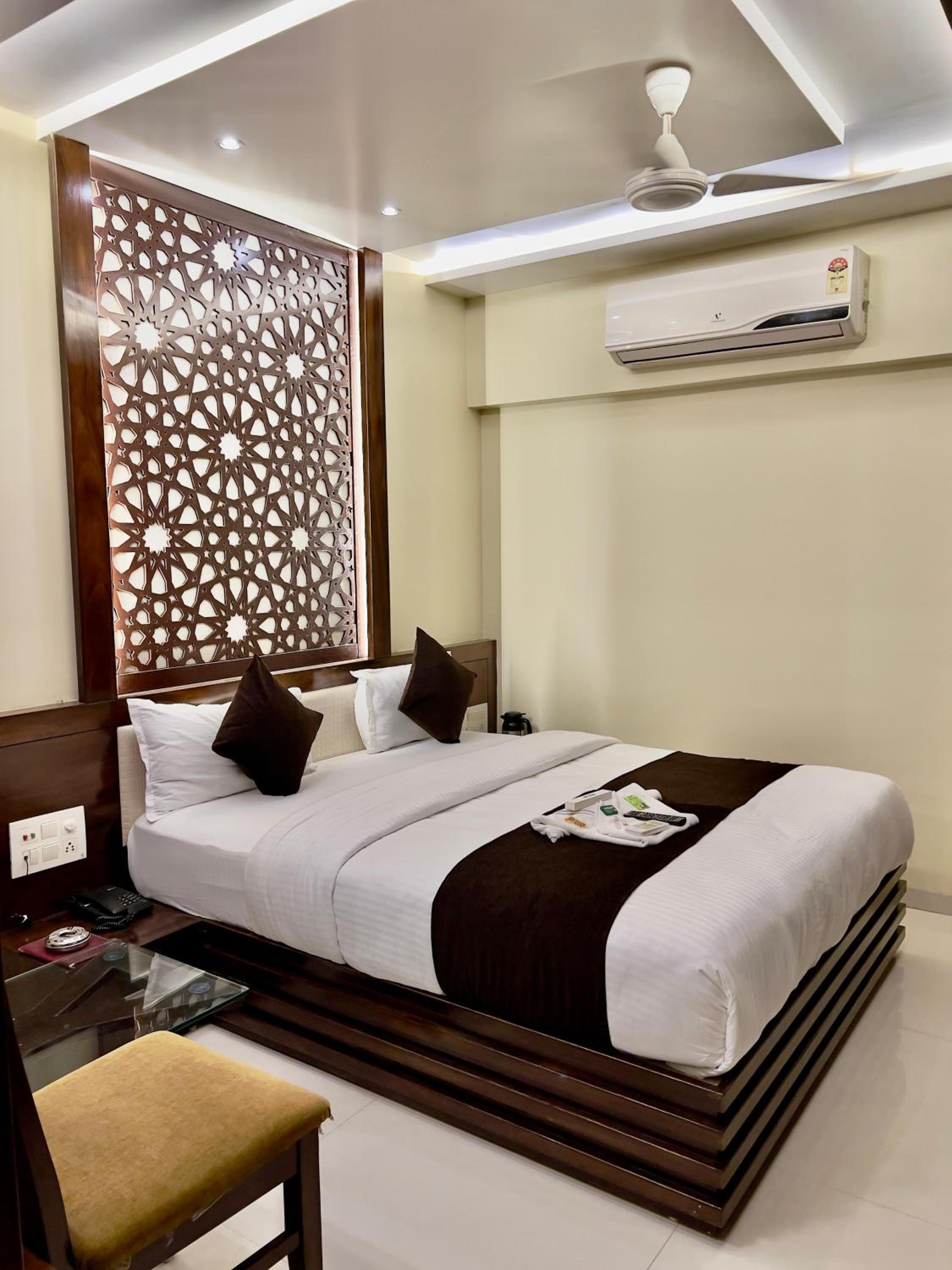 Executive Suite - Photo 2