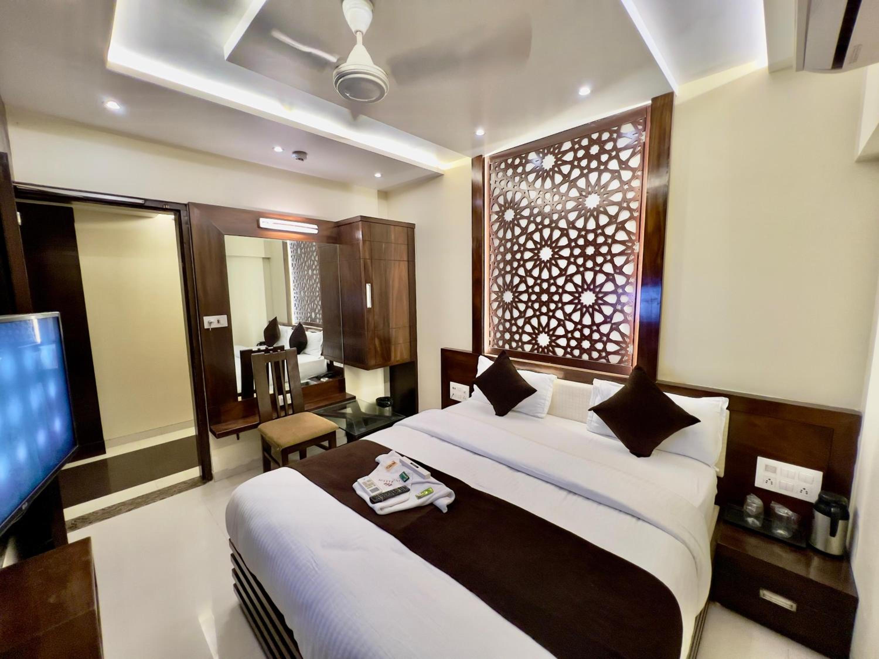 Executive Suite - Photo 12