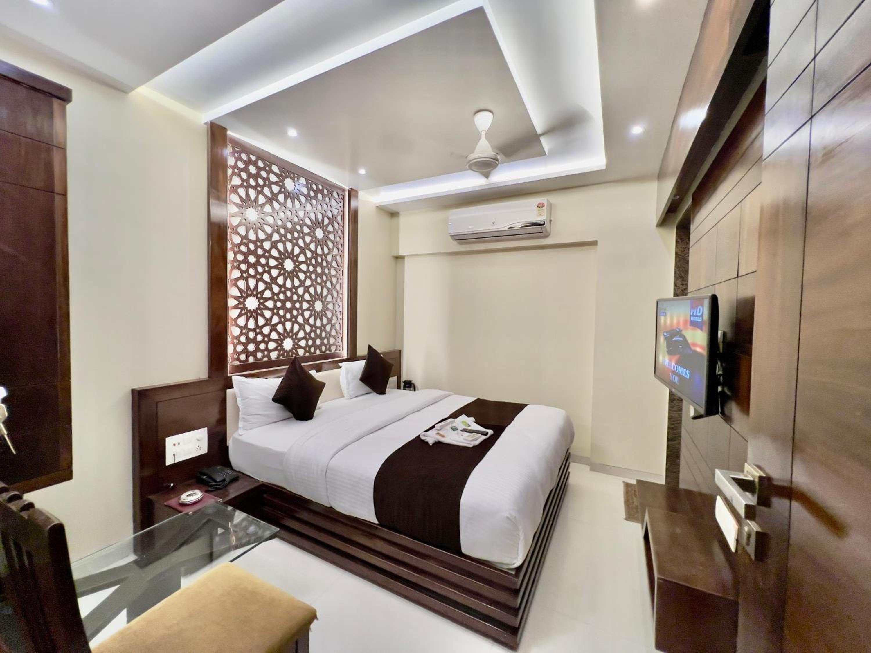 Executive Suite - Photo 13