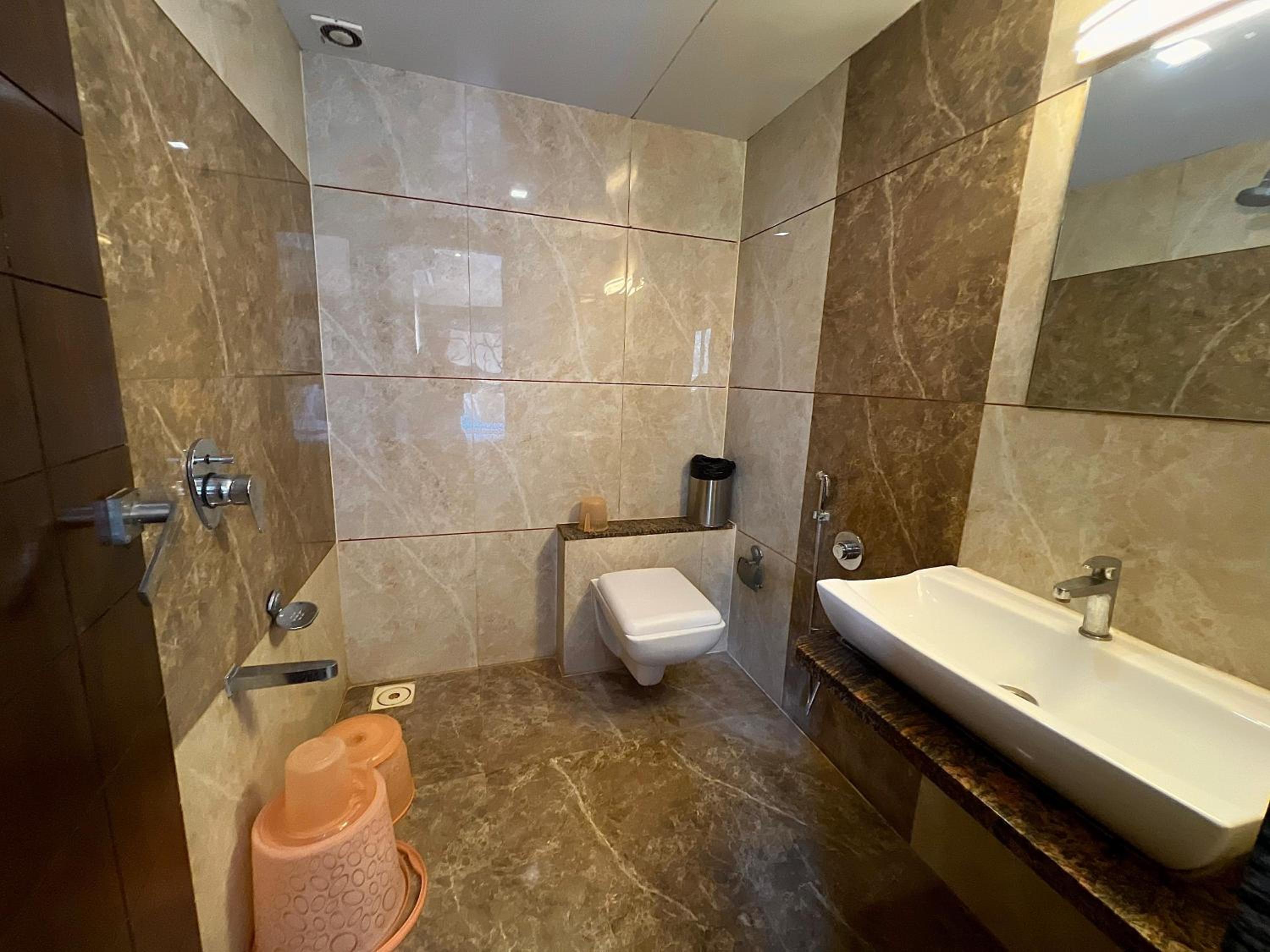 Executive Suite - Photo 14