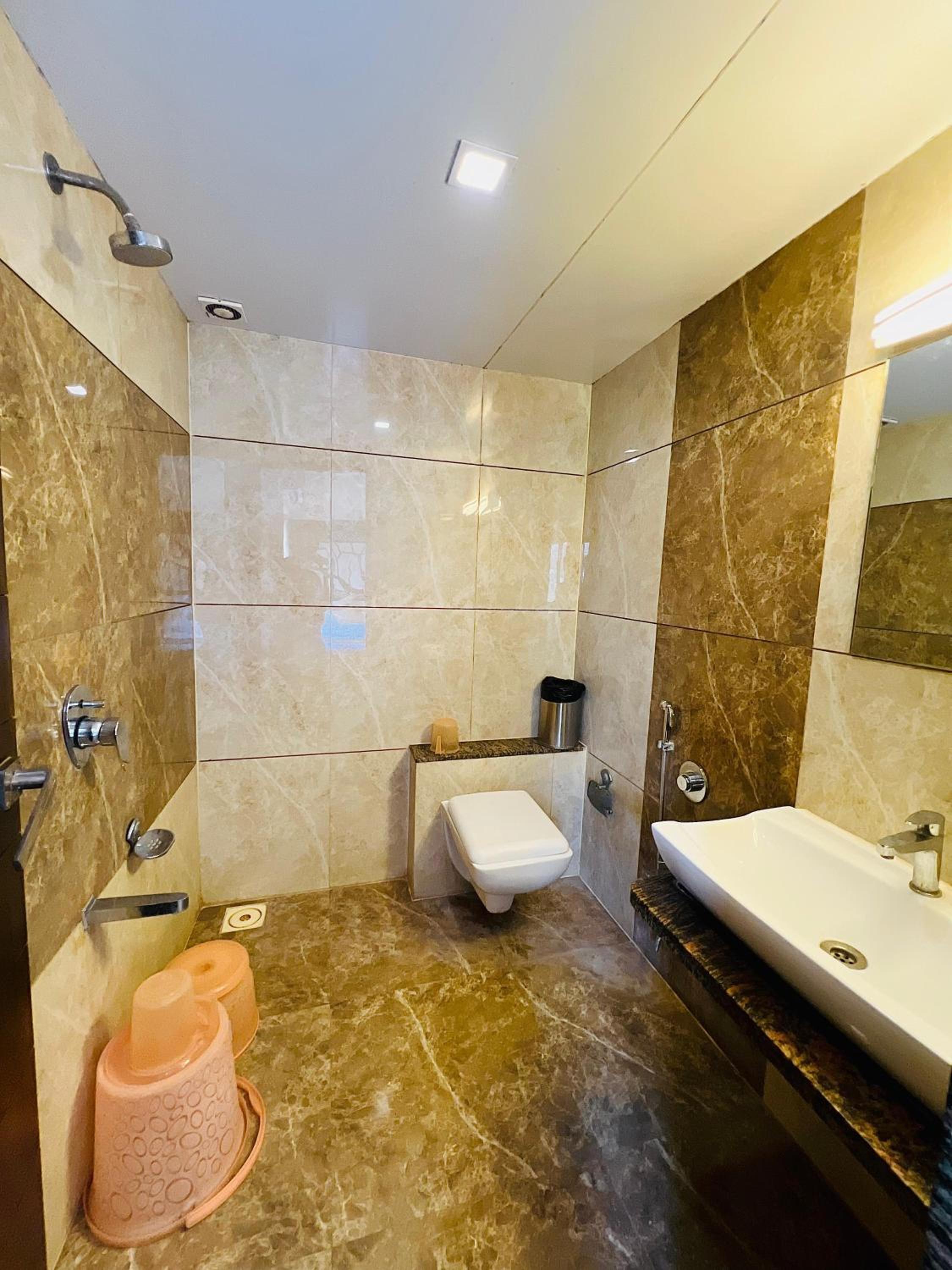 Executive Suite - Photo 15