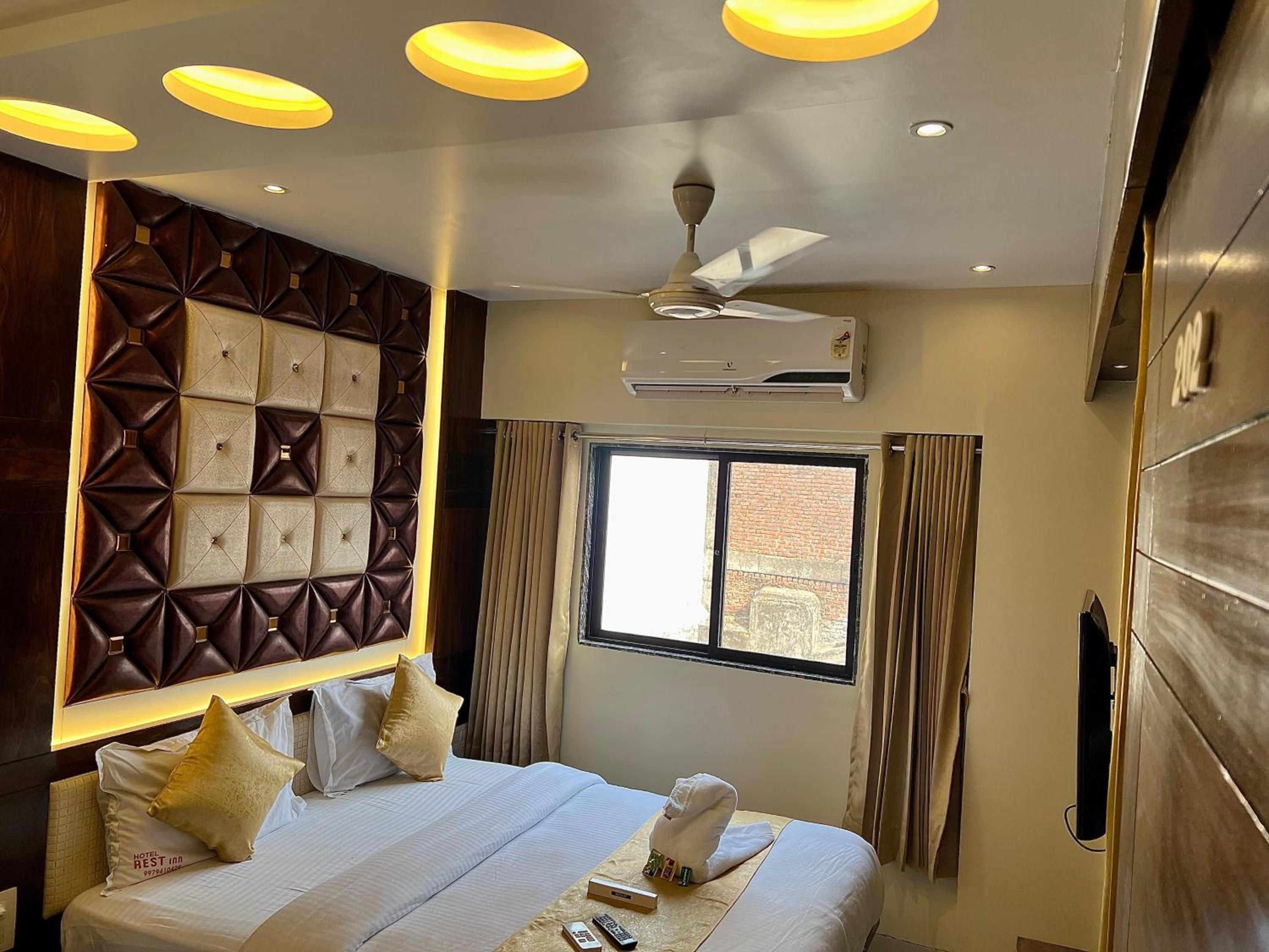Executive Suite - Photo 16