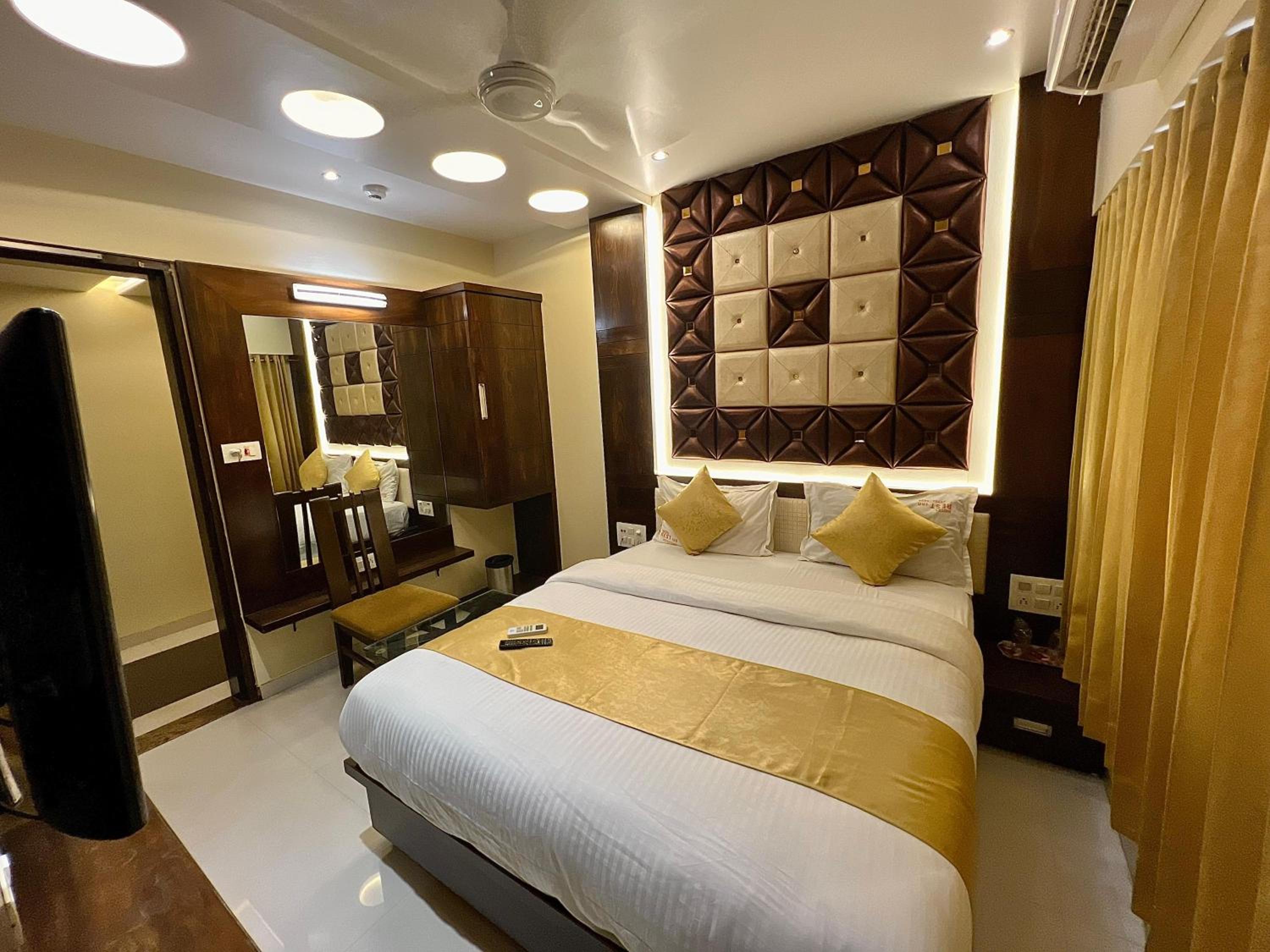 Executive Suite - Photo 17