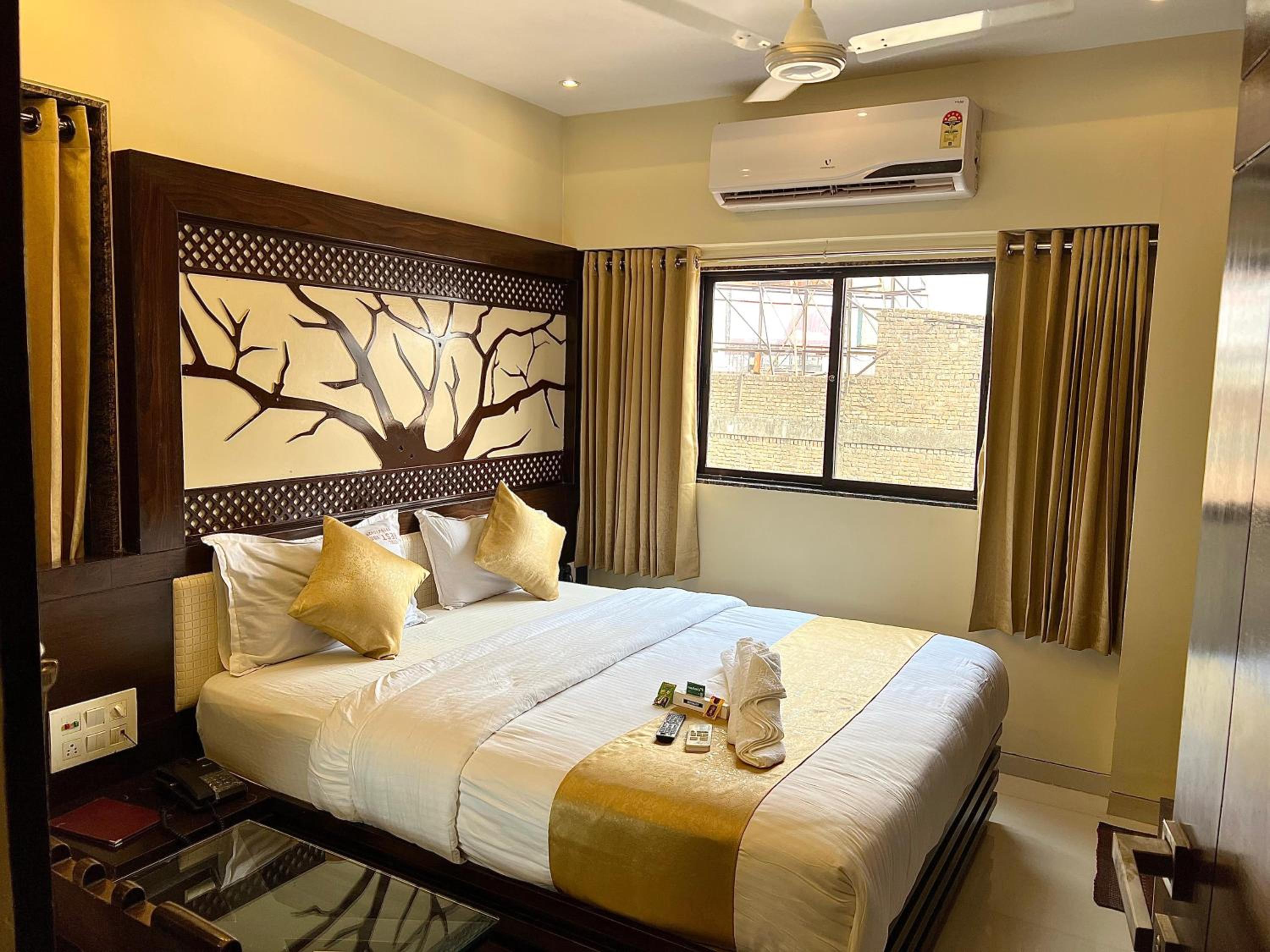 Executive Suite - Photo 11