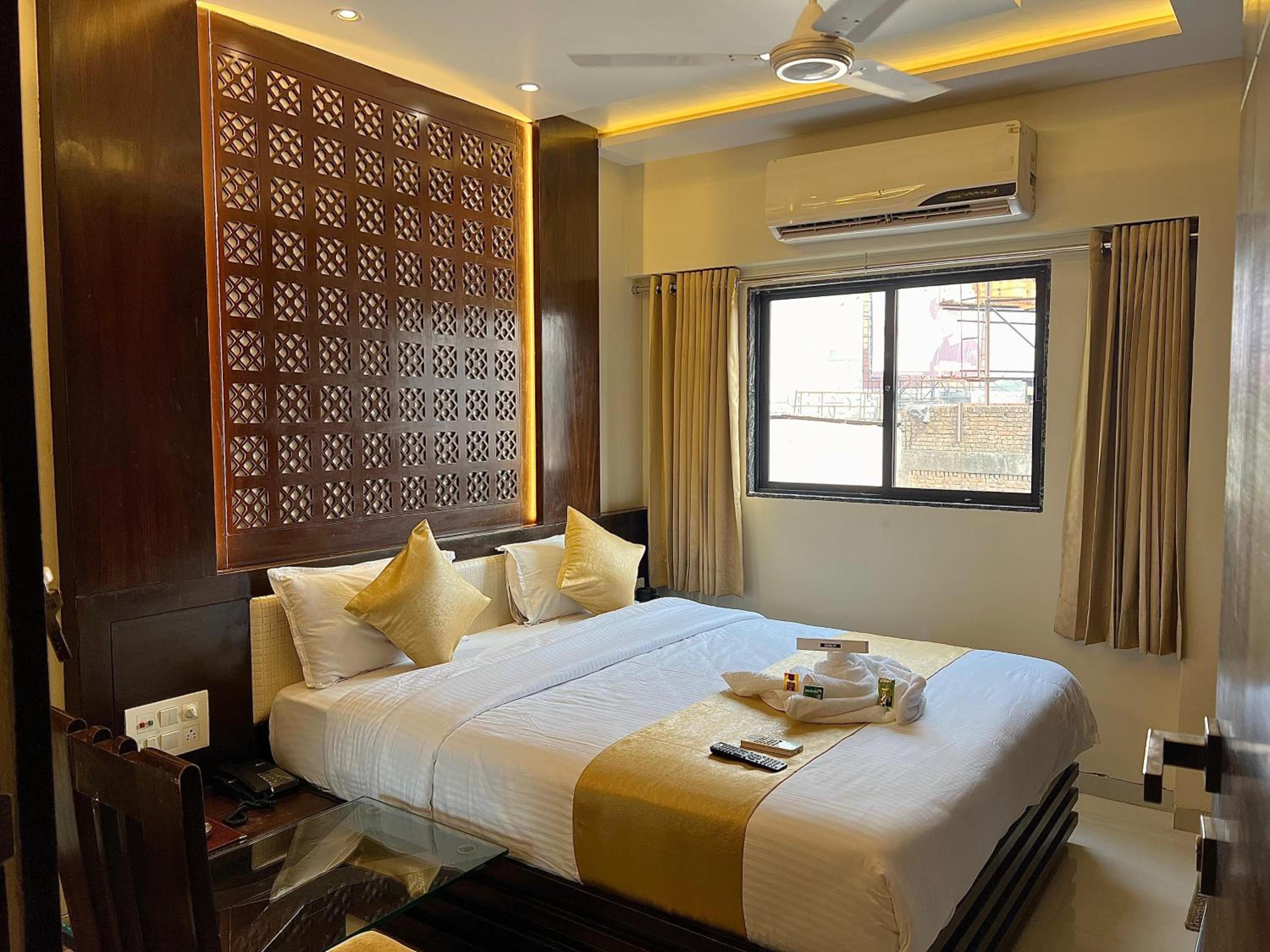 Executive Suite - Photo 18