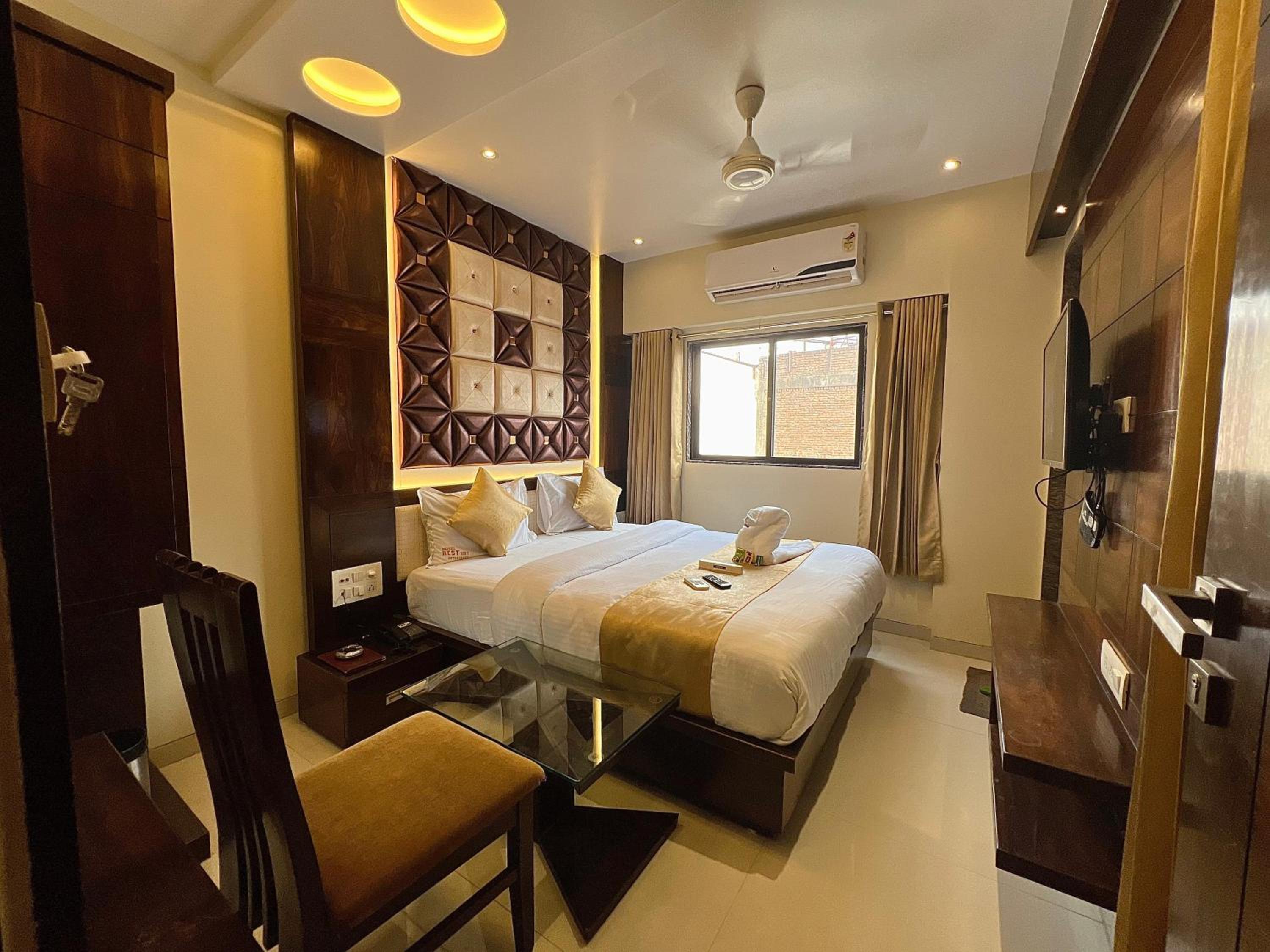 Executive Suite - Photo 19