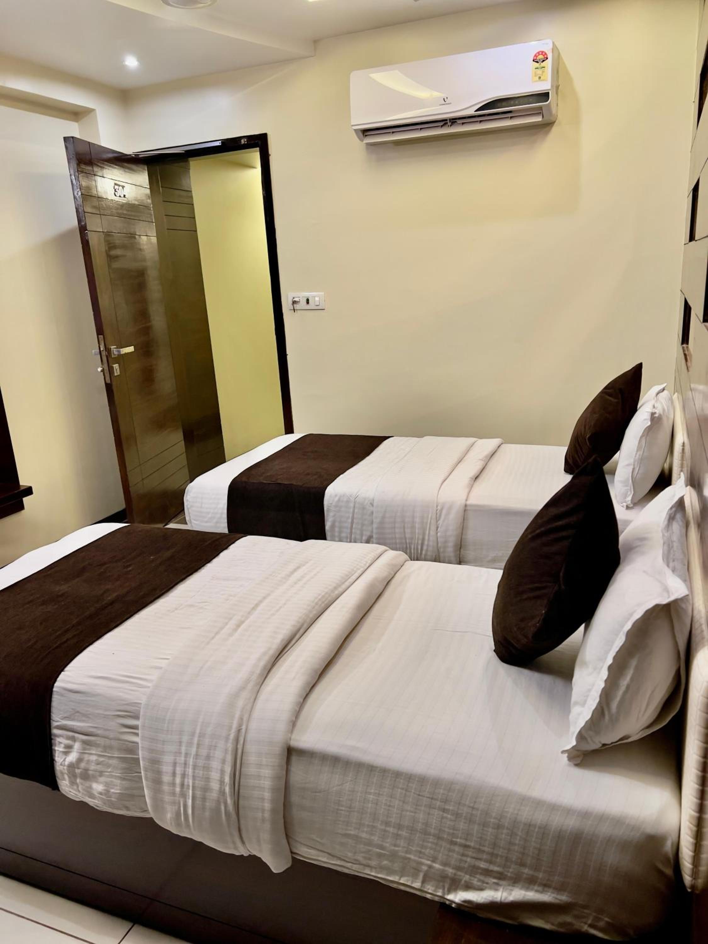 Deluxe Double Room with Balcony - Photo 13