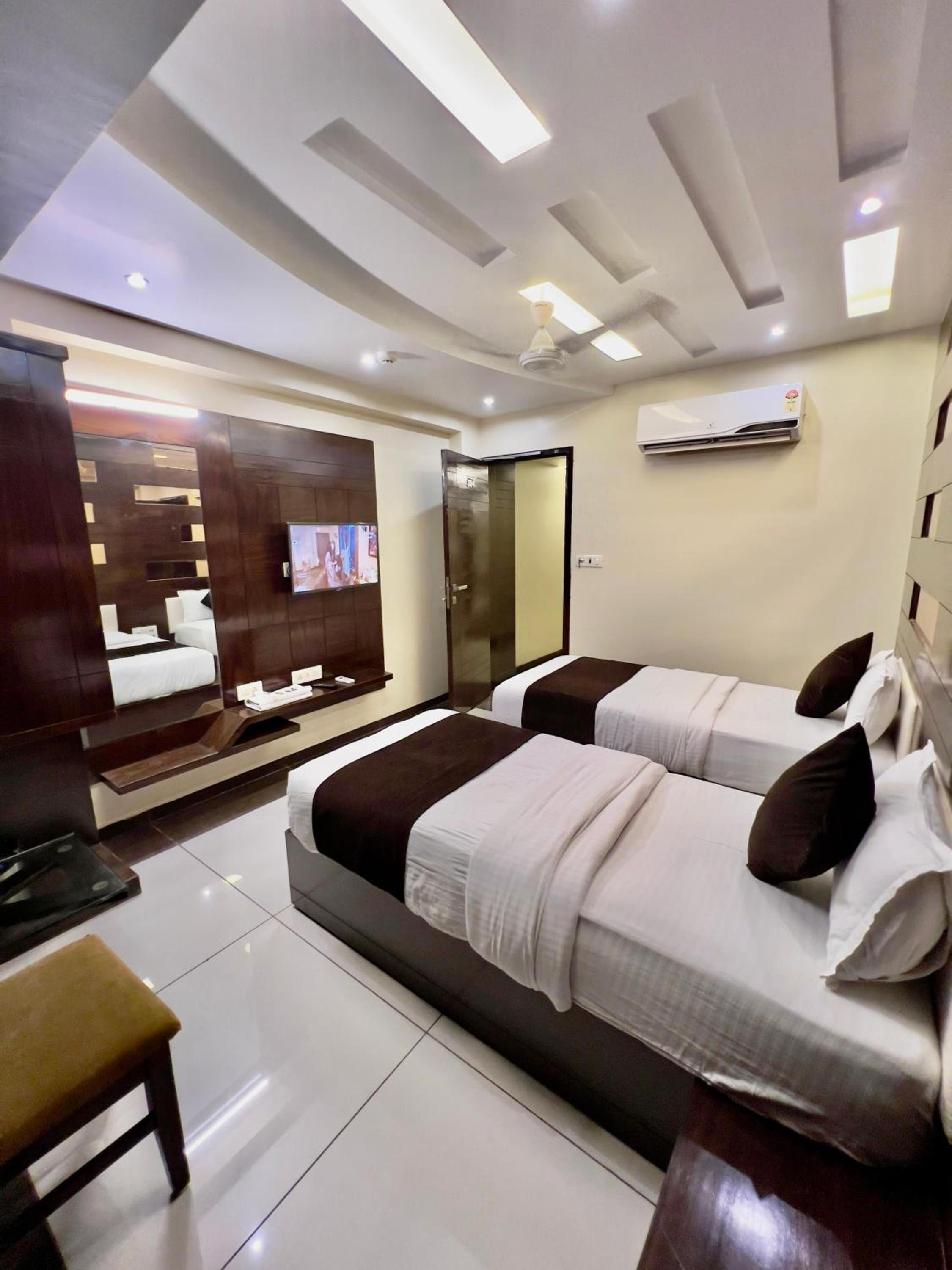 Deluxe Double Room with Balcony - Photo 20