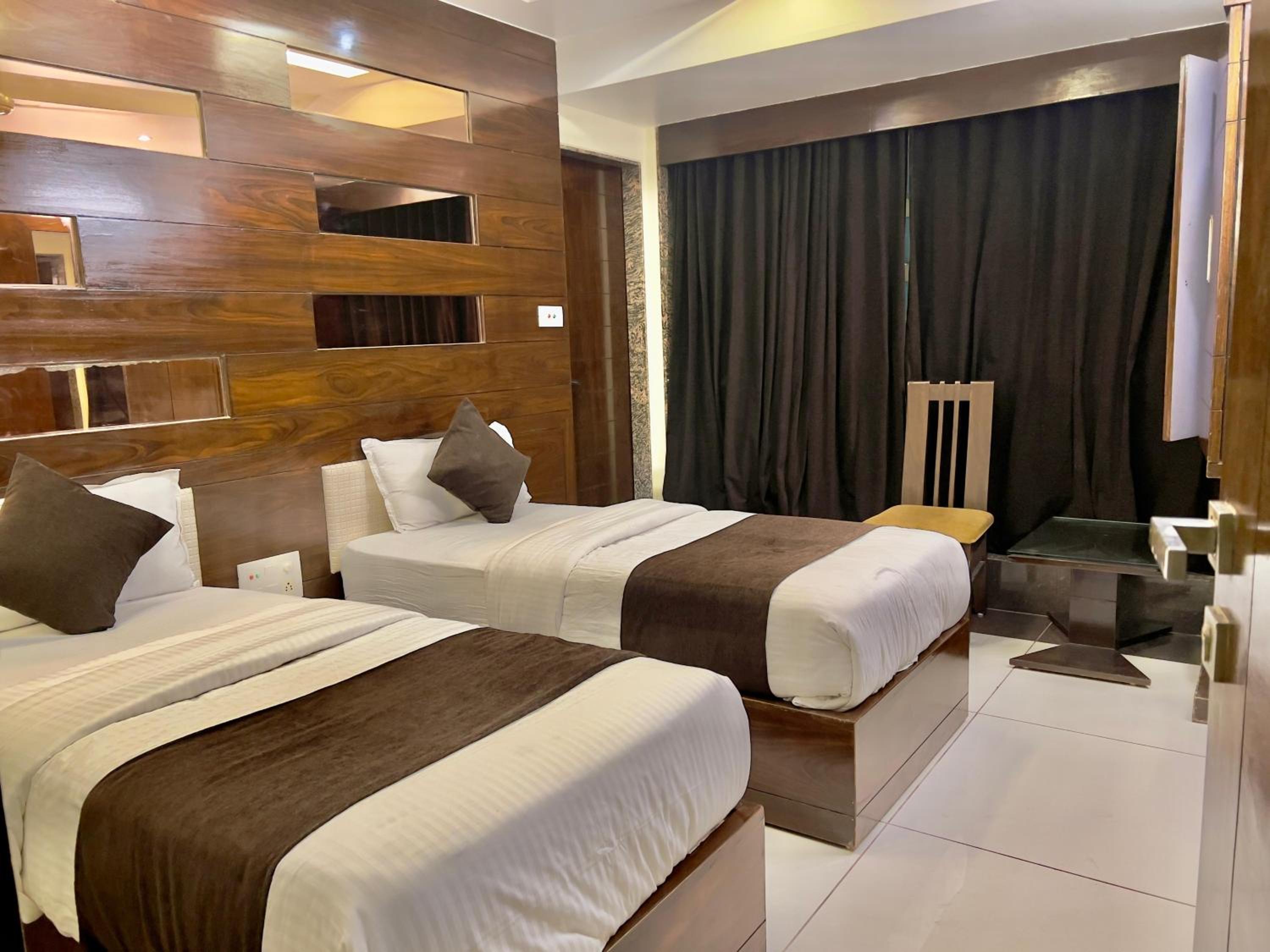 Deluxe Double Room with Balcony - Photo 14