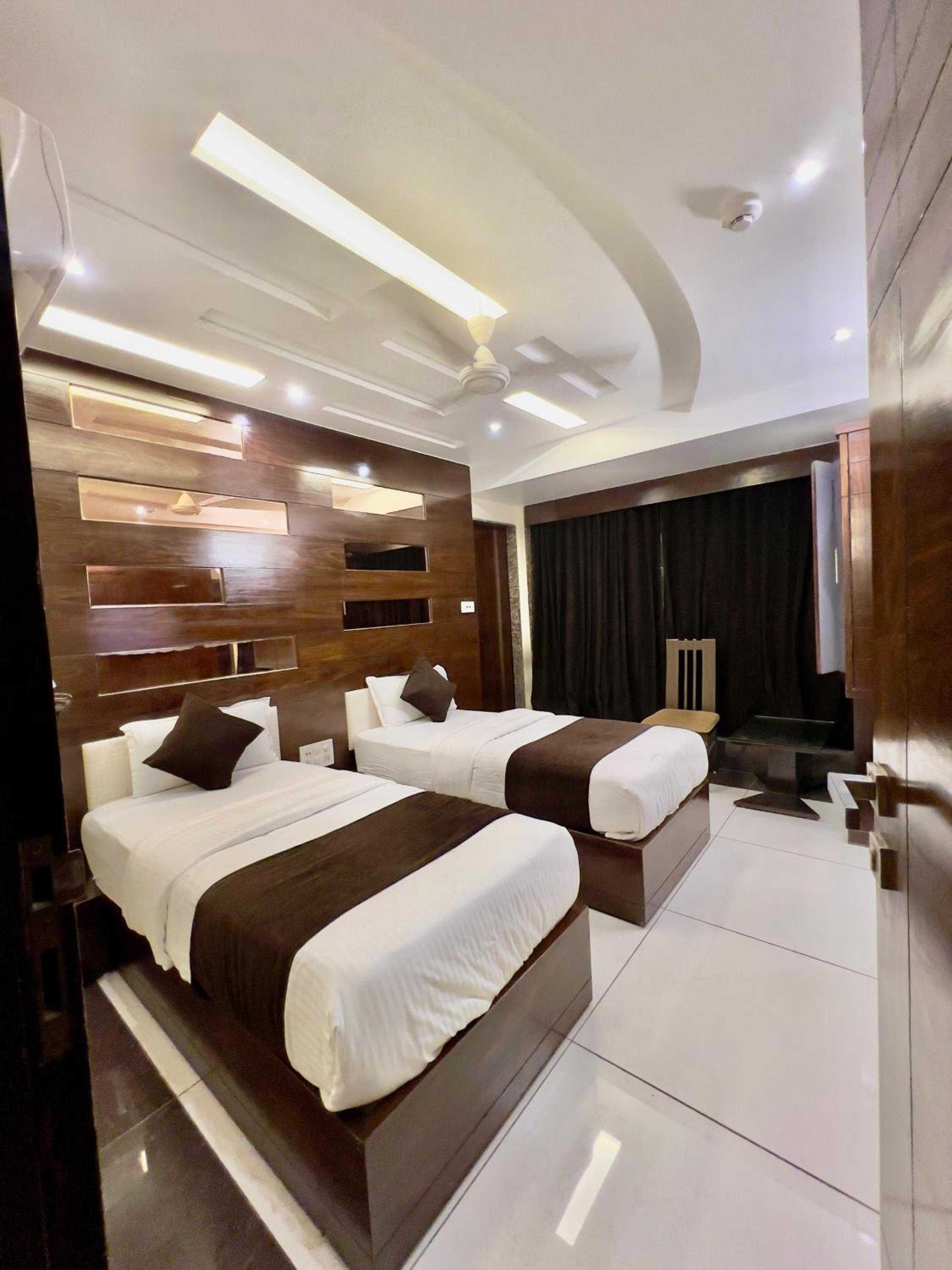 Deluxe Double Room with Balcony - Photo 12