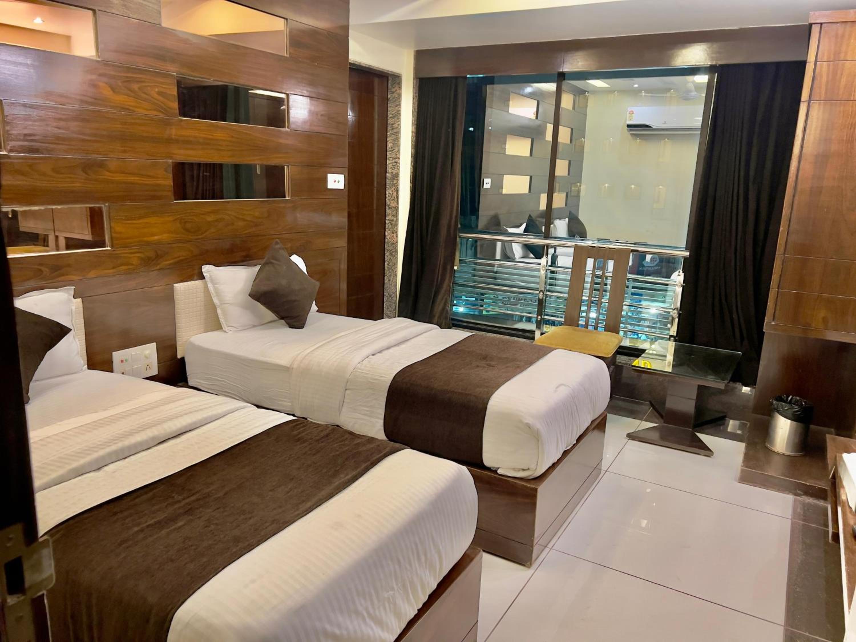 Deluxe Double Room with Balcony - Photo 18