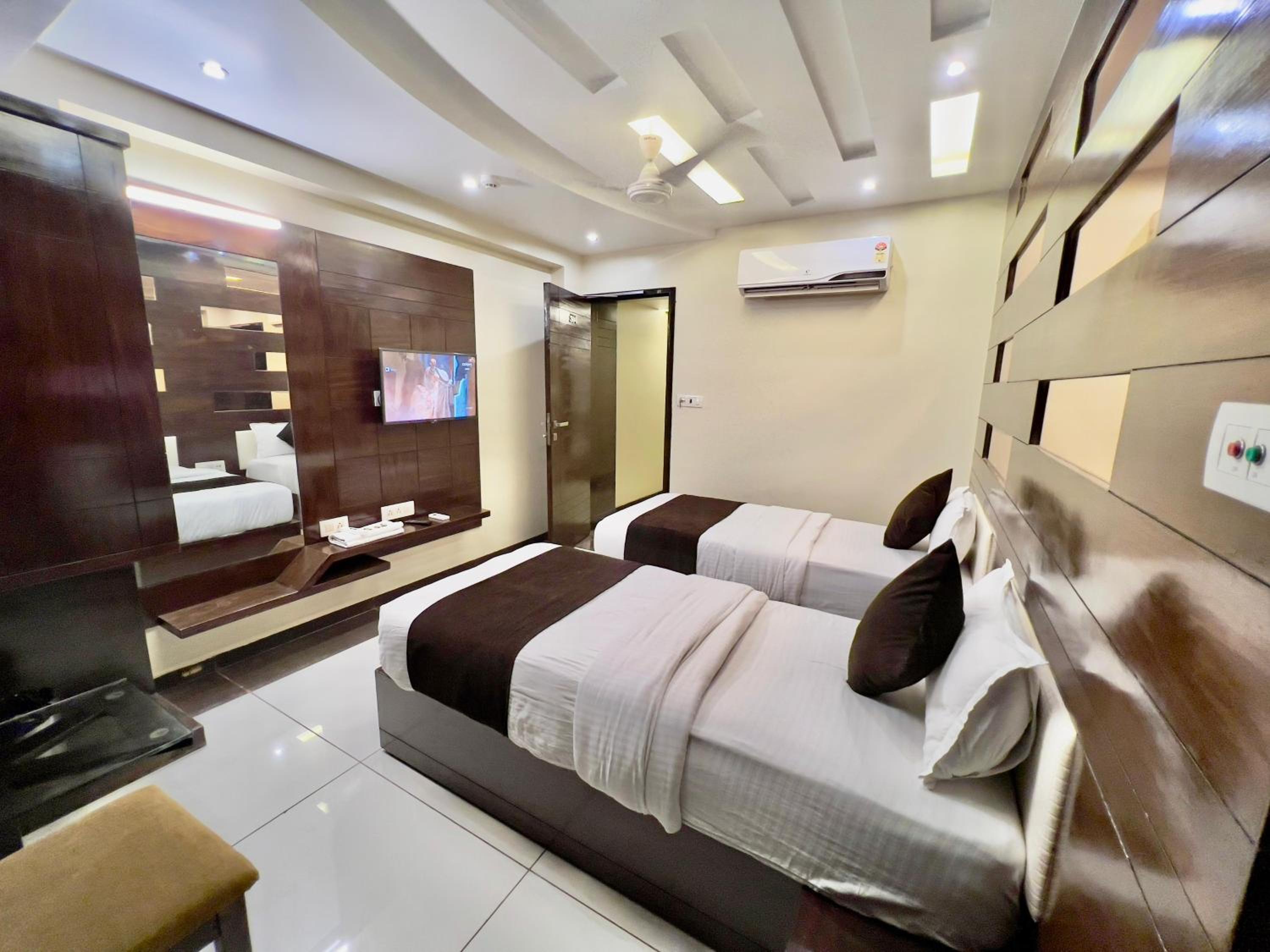 Deluxe Double Room with Balcony - Photo 11