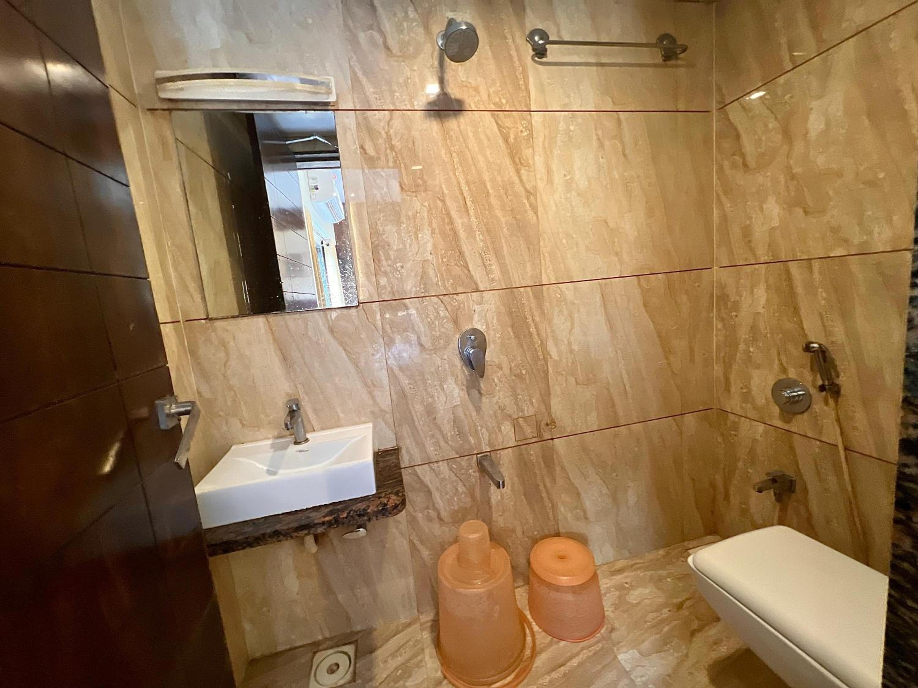 Deluxe Double Room with Balcony - Photo 9