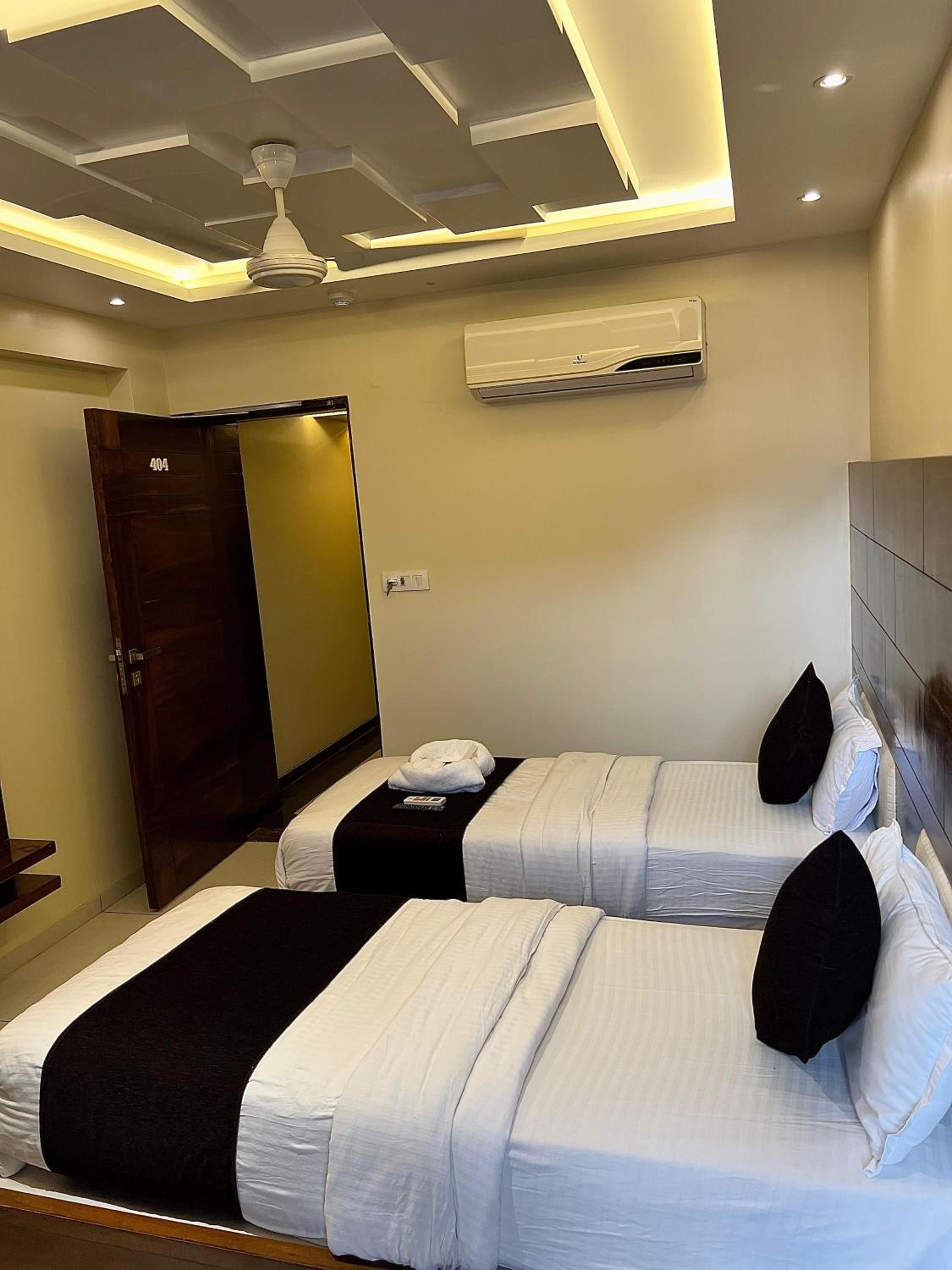 Deluxe Double Room with Balcony - Photo 8