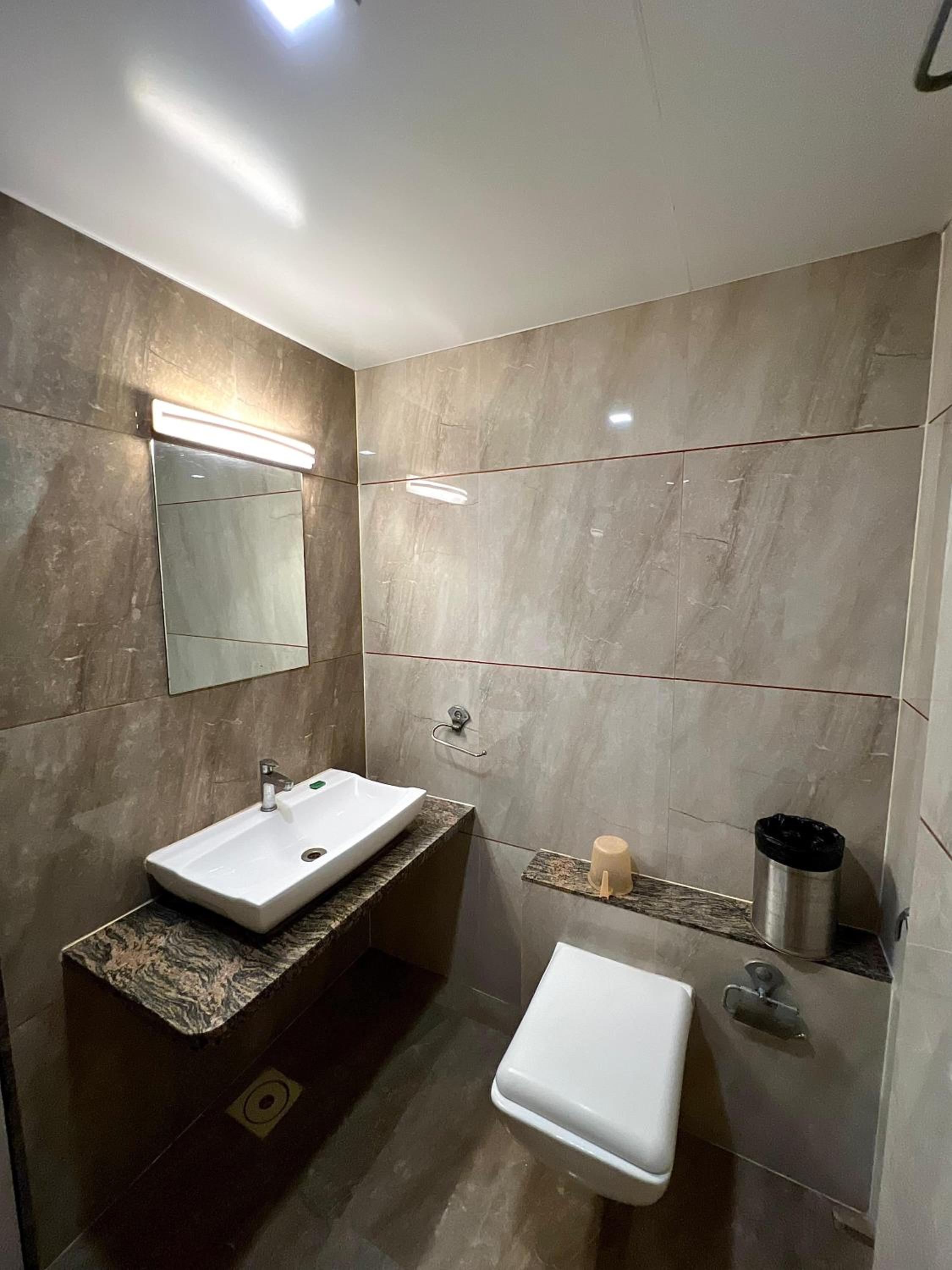 Deluxe Double Room with Balcony - Photo 7