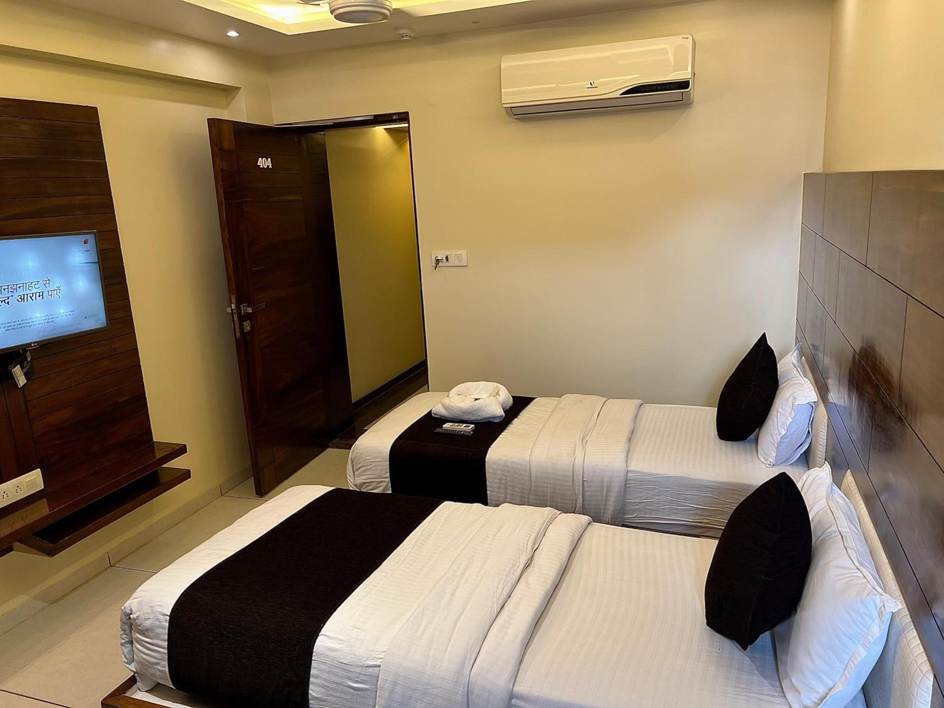 Deluxe Double Room with Balcony - Photo 6
