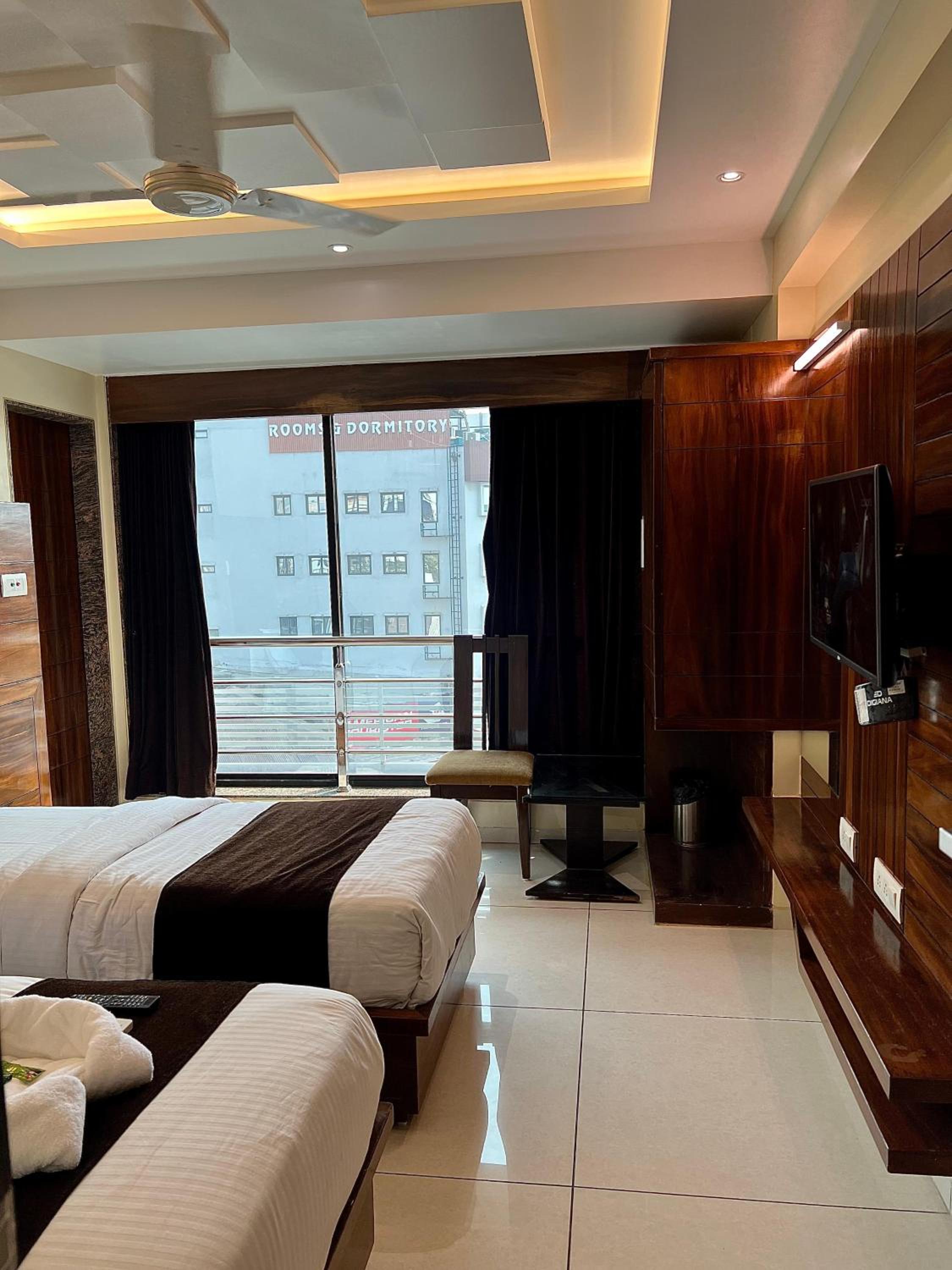 Deluxe Double Room with Balcony - Photo 5