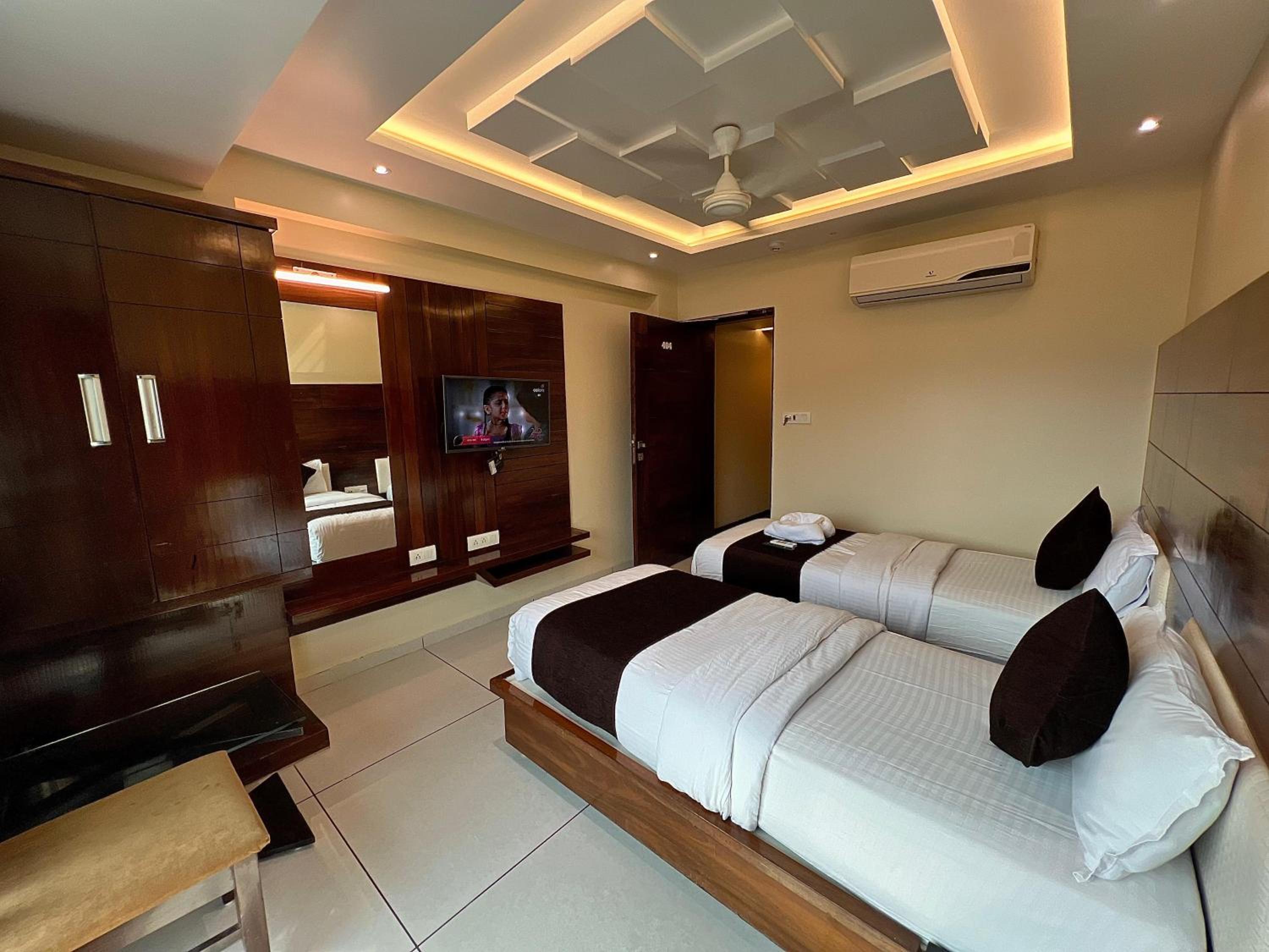 Deluxe Double Room with Balcony - Photo 4