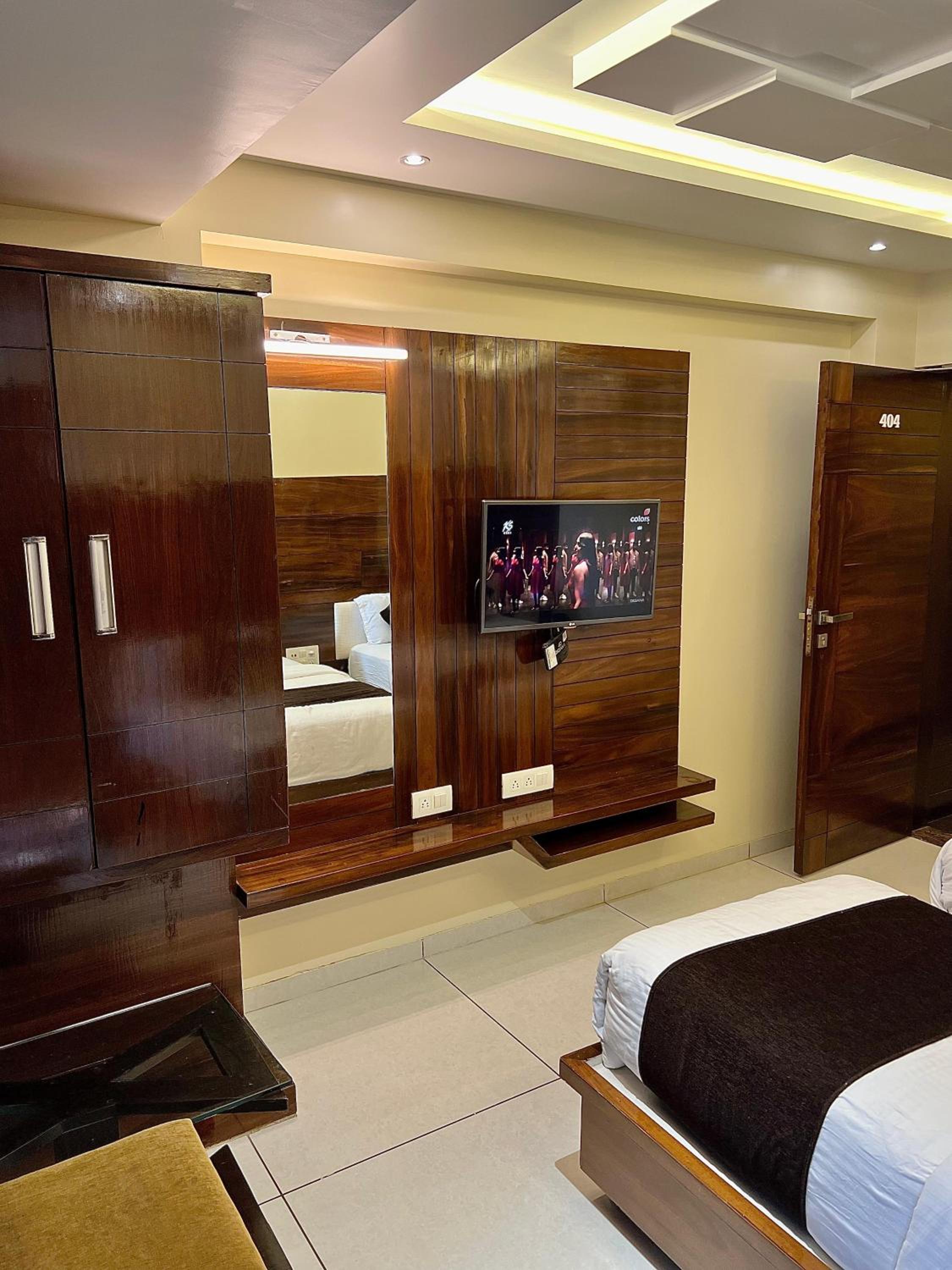 Deluxe Double Room with Balcony - Photo 3