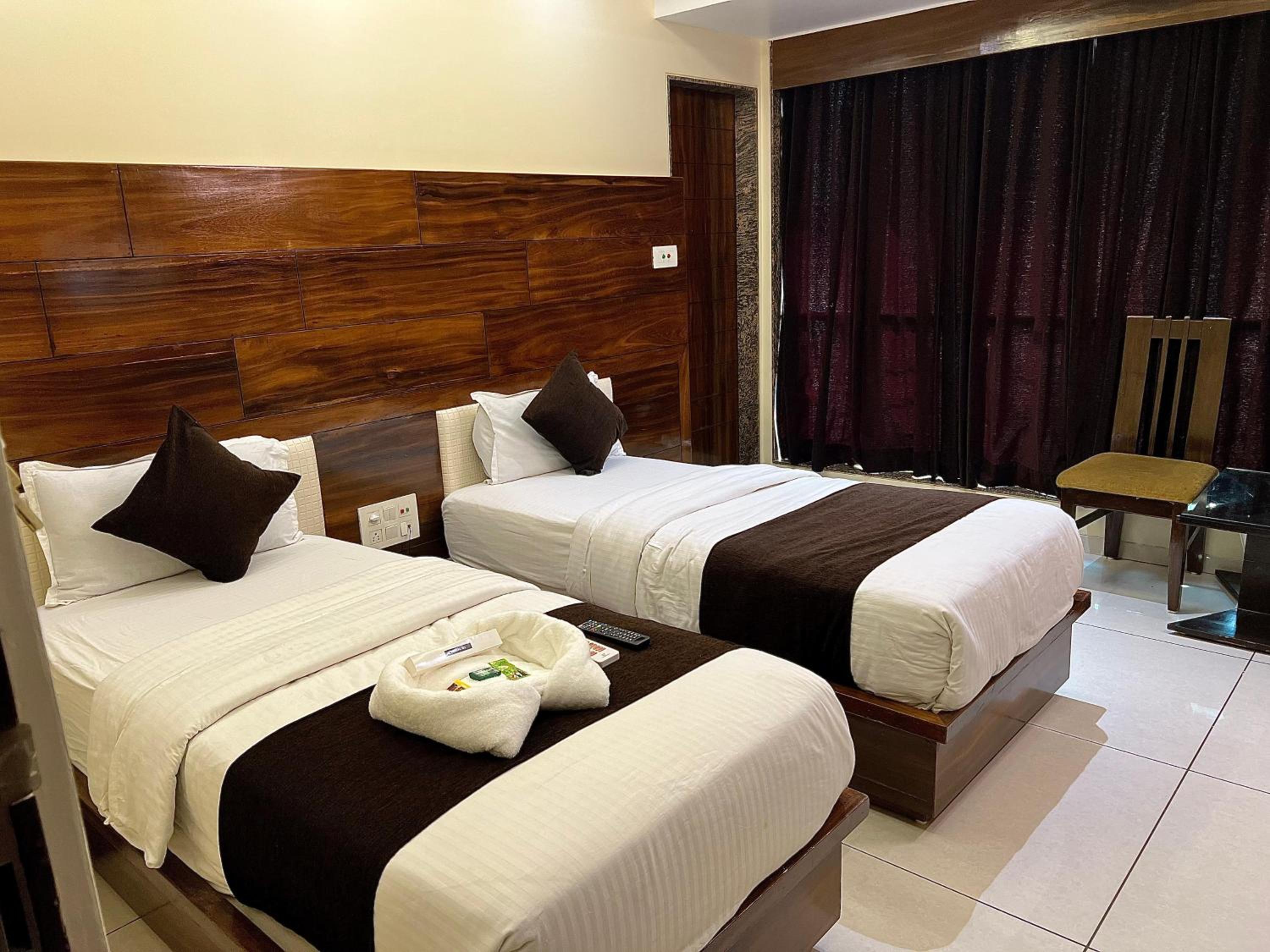 Deluxe Double Room with Balcony - Photo 2