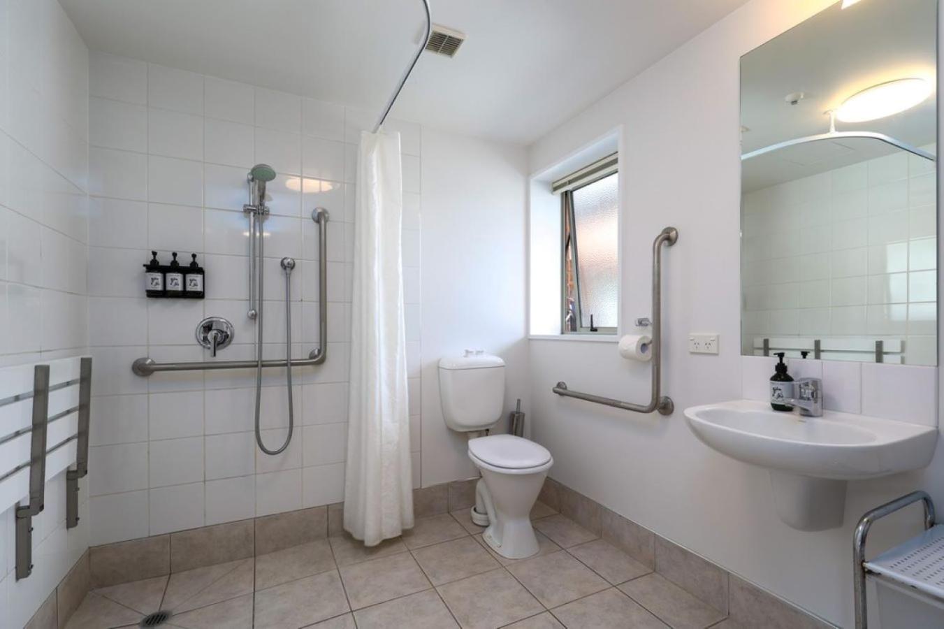 One-Bedroom Apartment - Photo 3