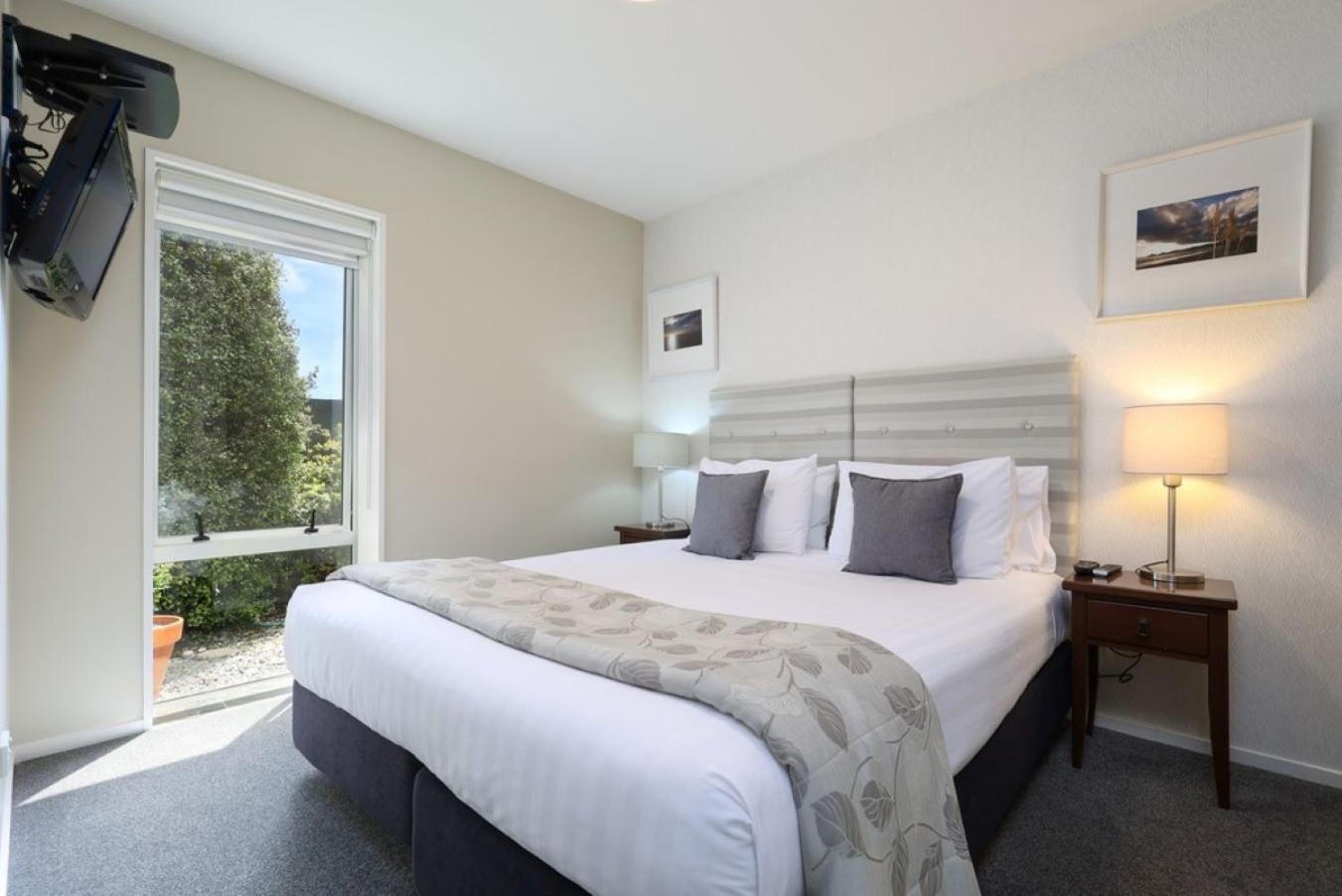 One-Bedroom Apartment - Photo 2