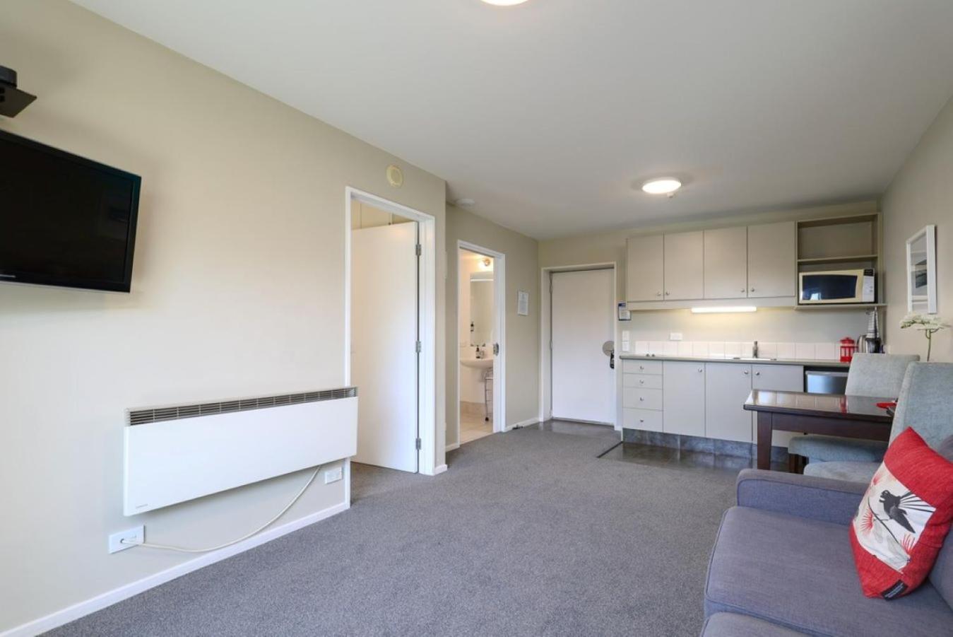 One-Bedroom Apartment - Photo 6