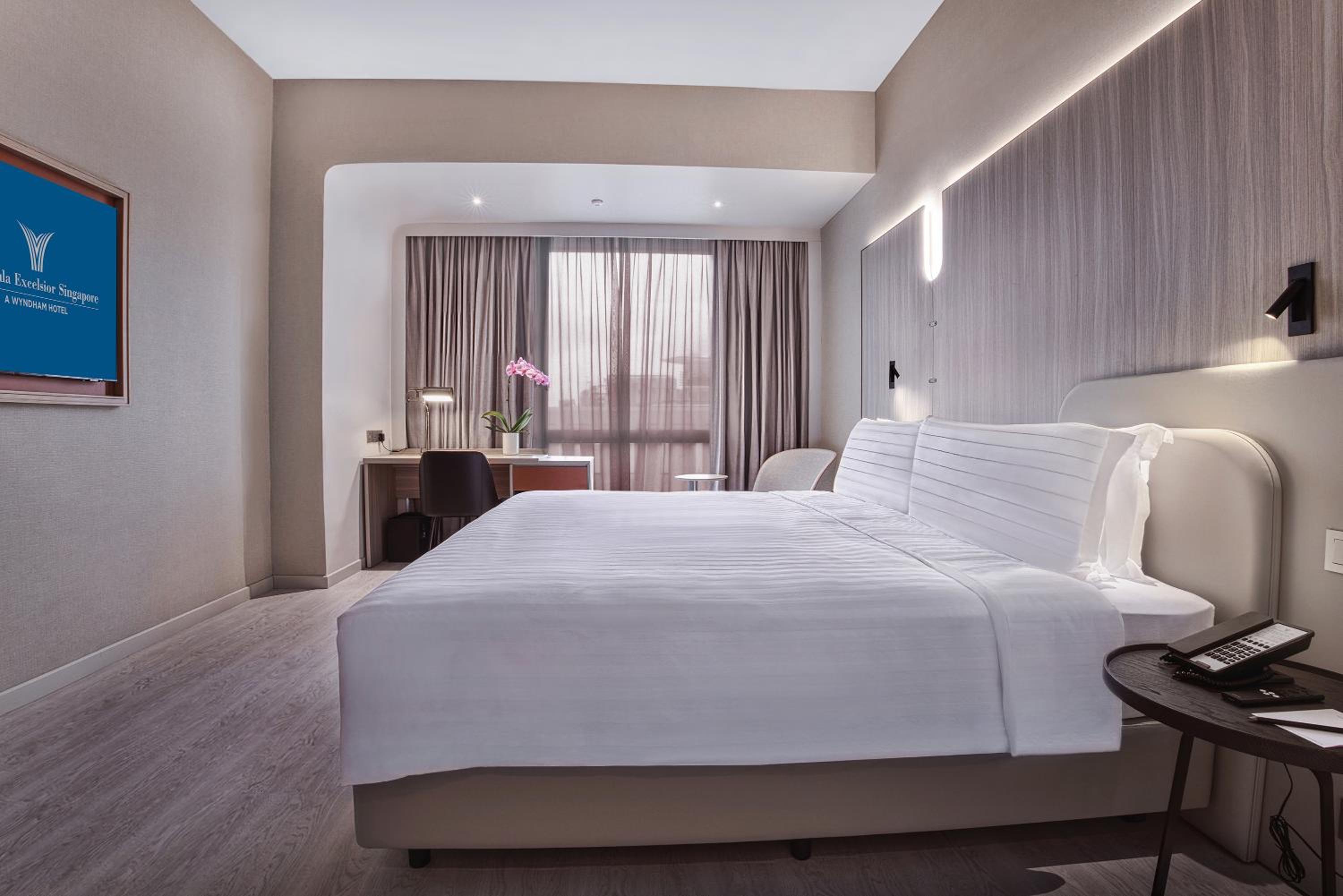 Deluxe King Room with City View