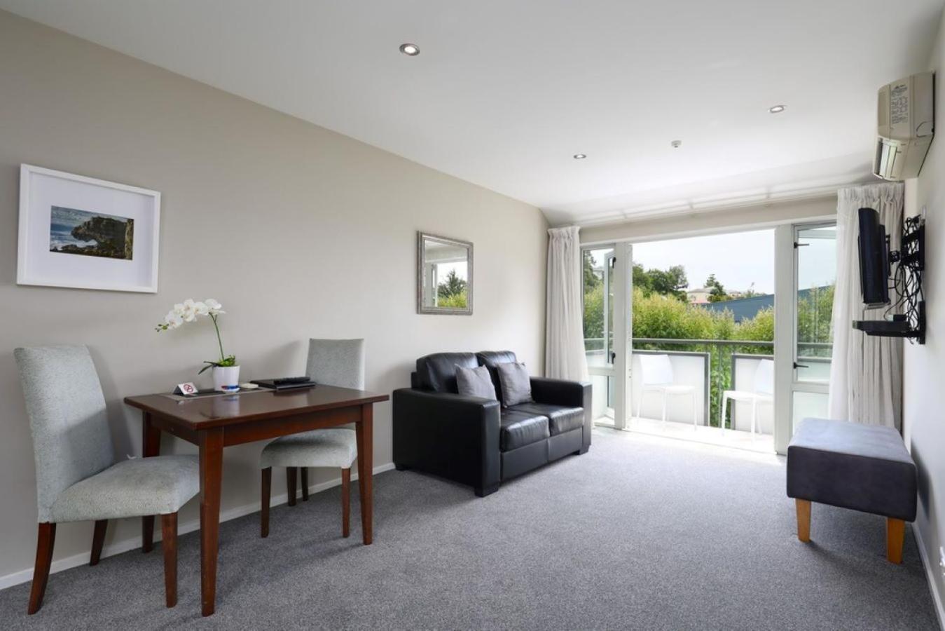One Bedroom Apartment with Spa Bath - Photo 3