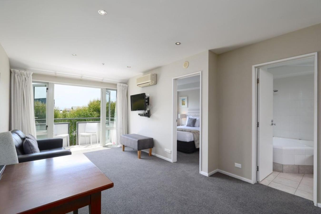 One Bedroom Apartment with Spa Bath - Photo 1