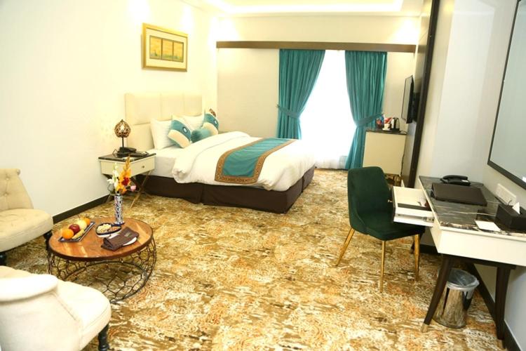 Deluxe King Room photo 1