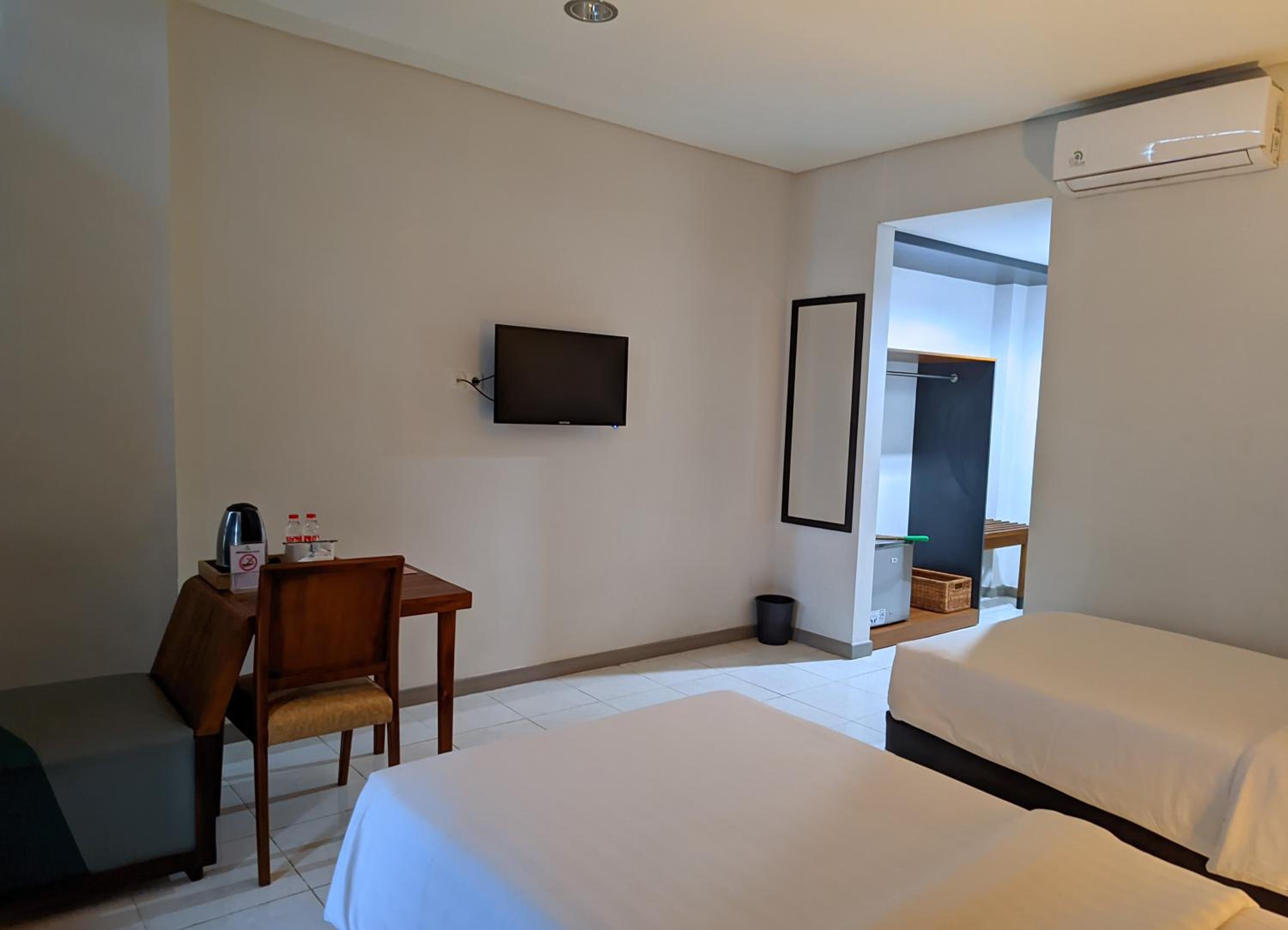 Superior Double or Twin Room with Pool View photo 2