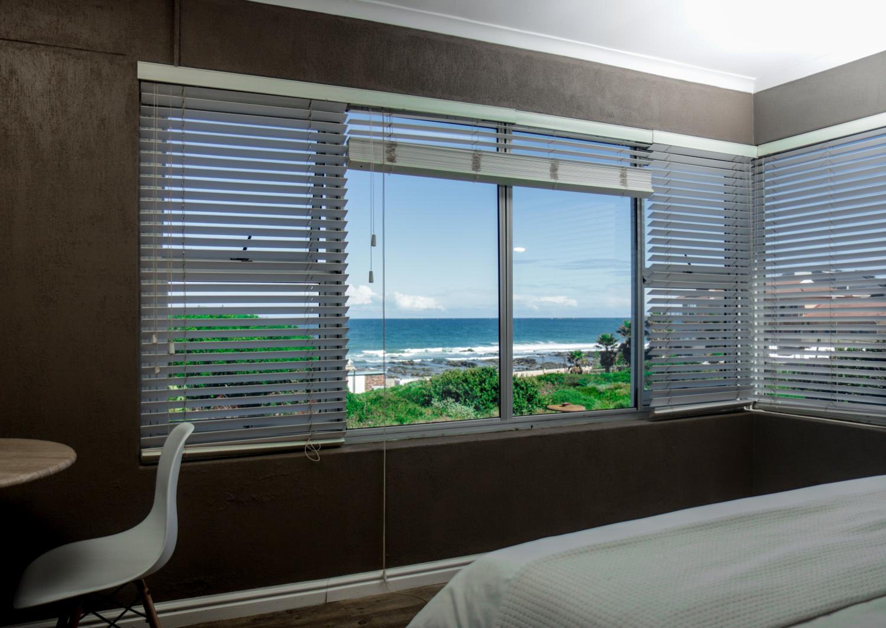 Deluxe King Room with Sea View photo 2