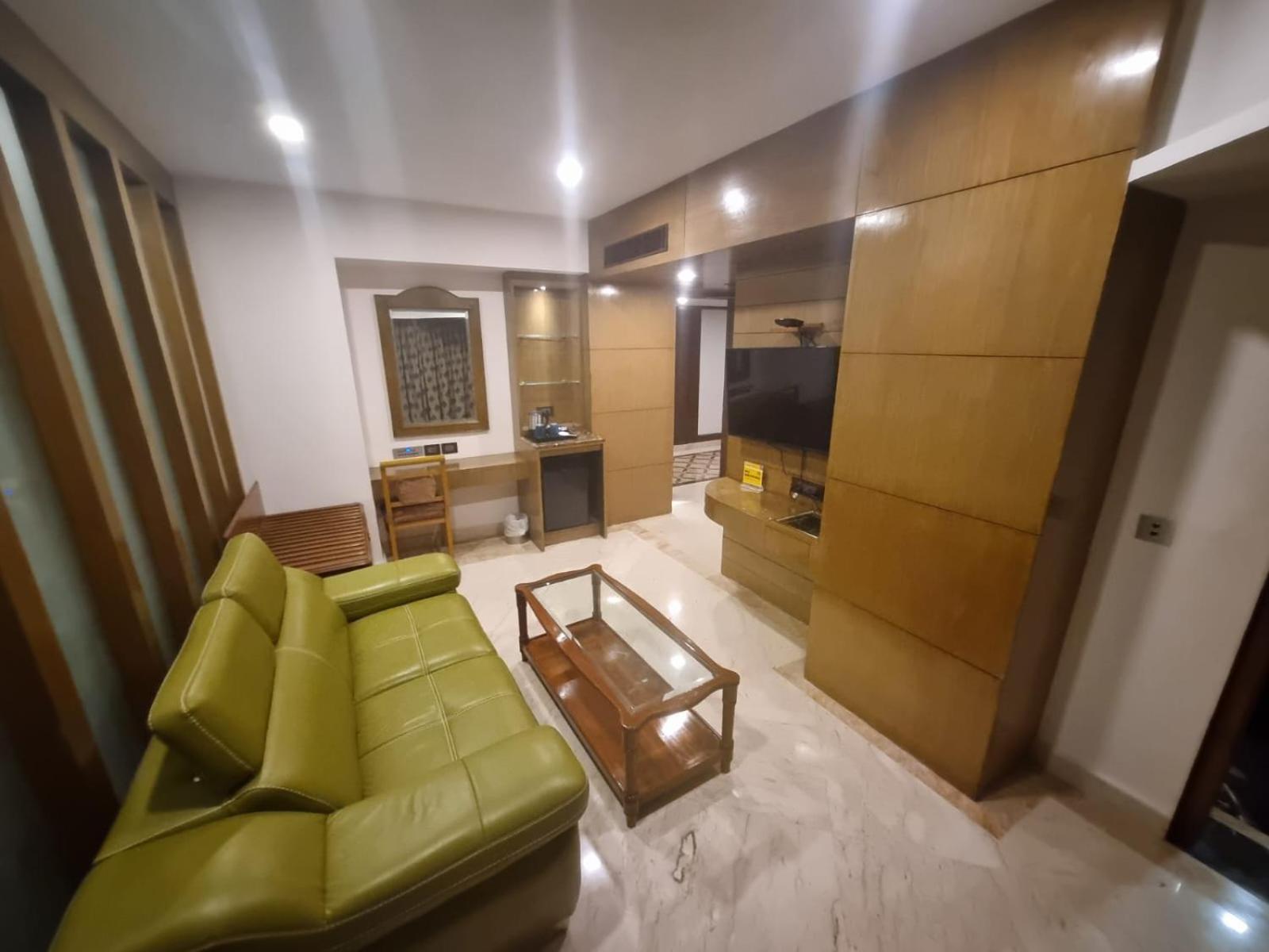 Suite - Photo 1