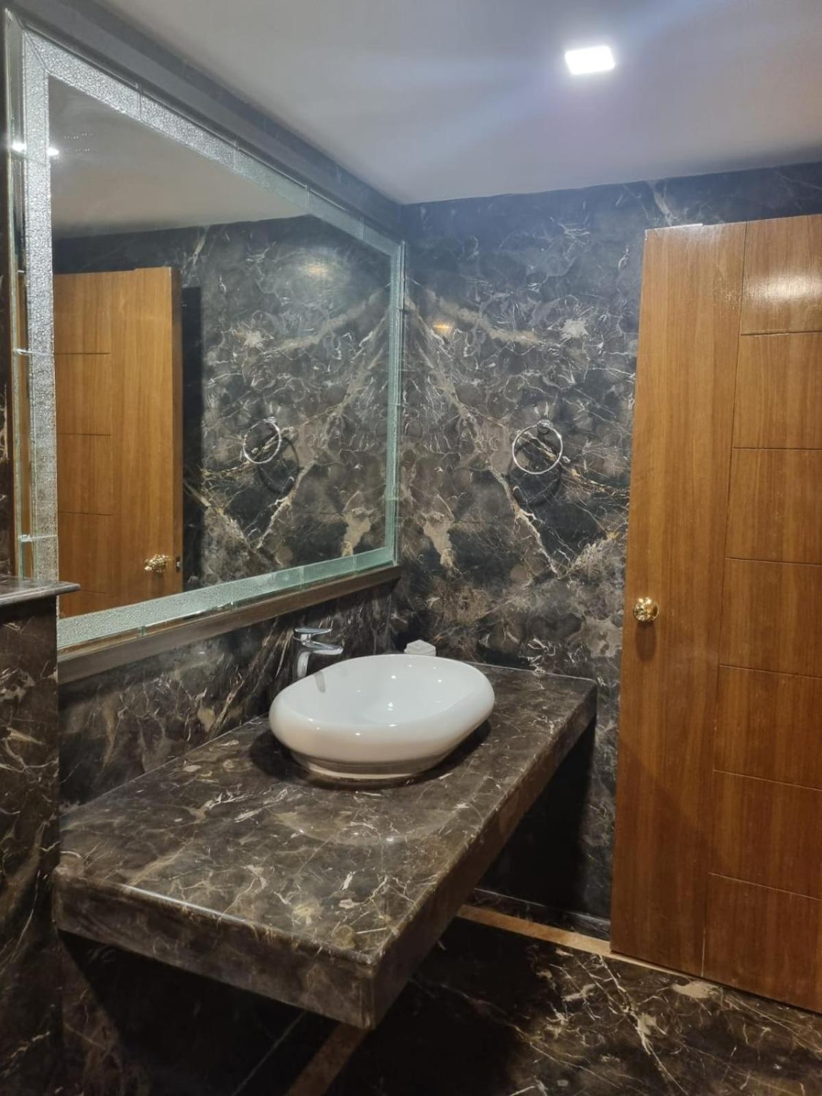Suite - Photo 8