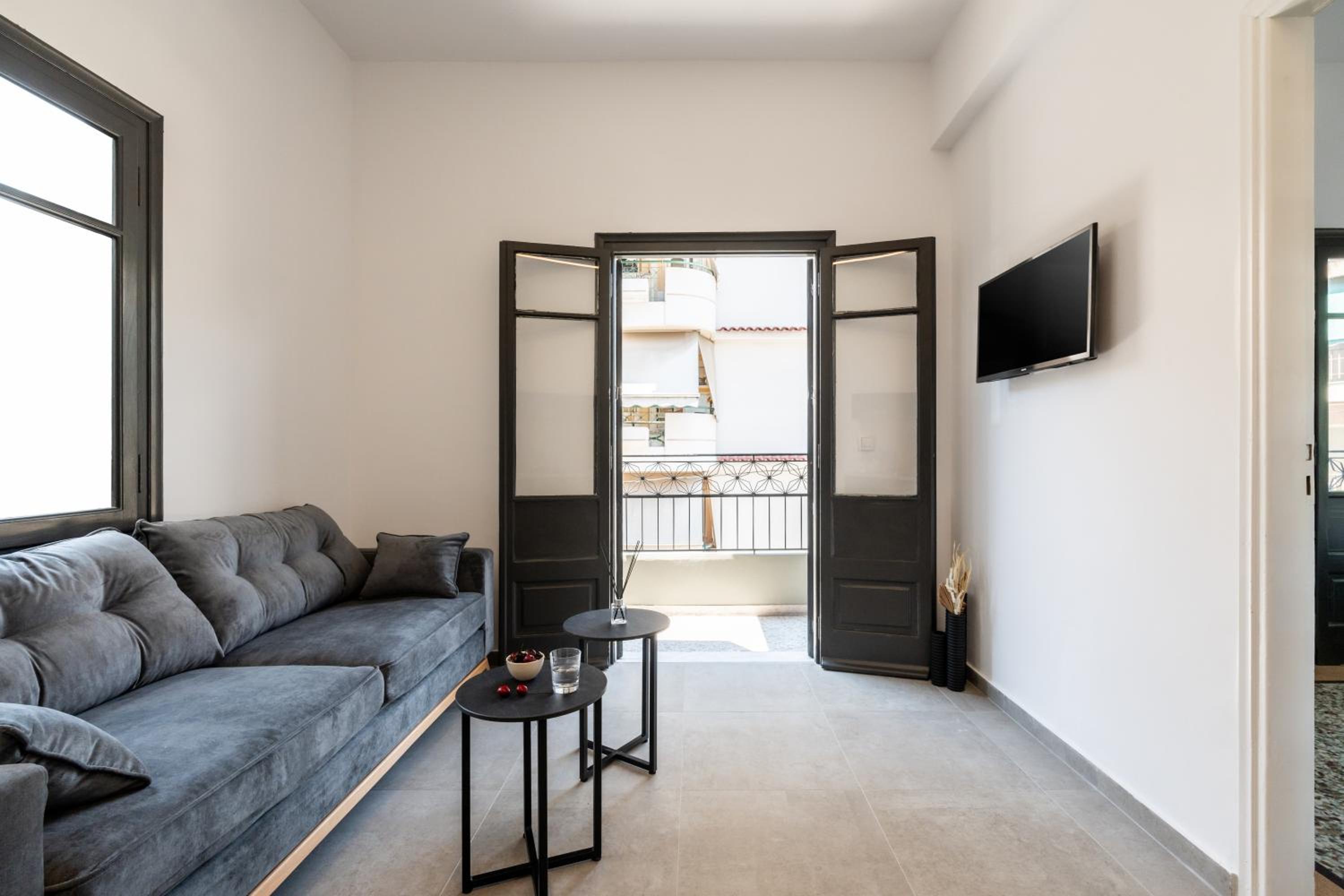 Apartment with Balcony photo 3