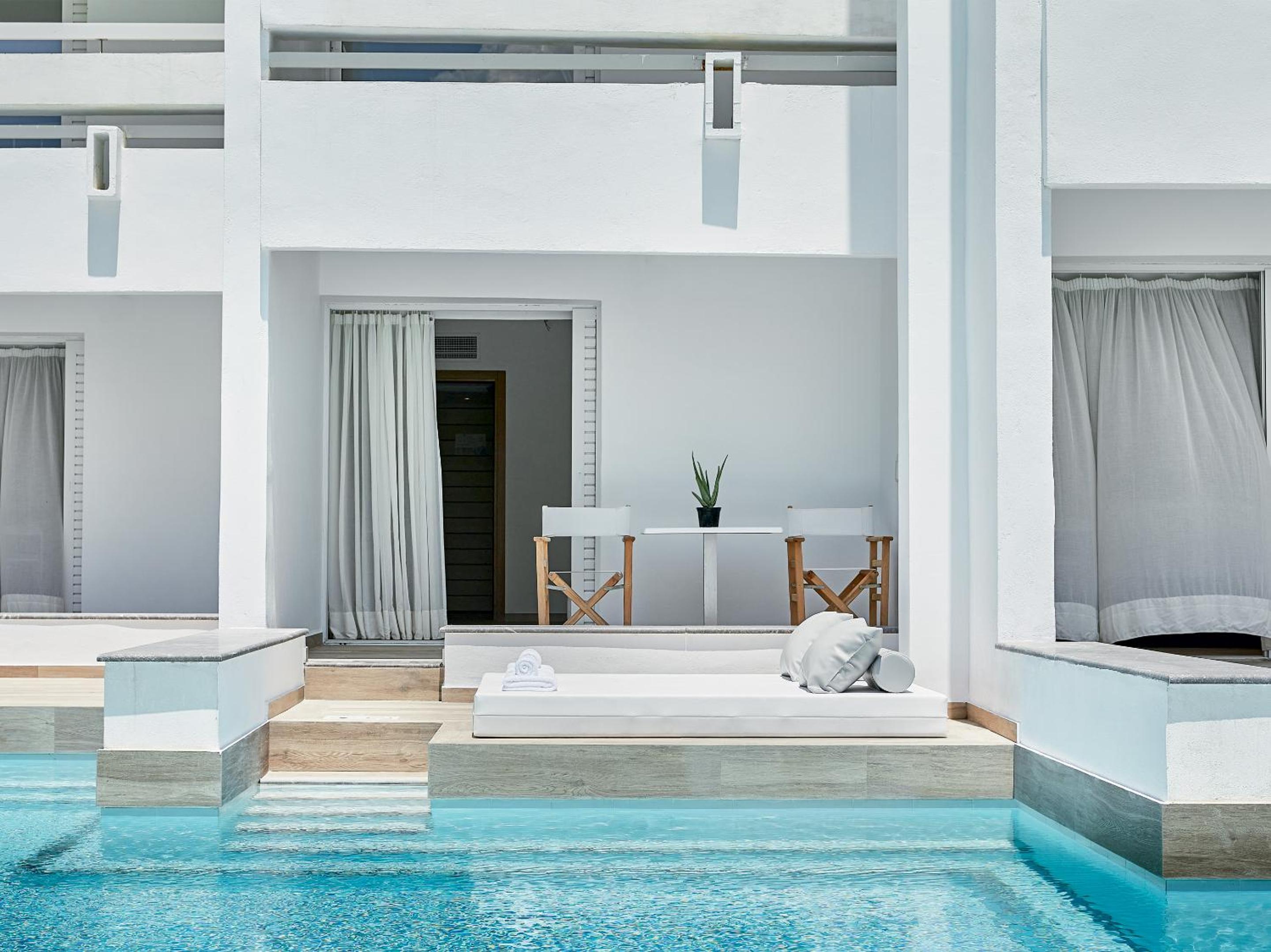 Swim Up White Room - Photo 4