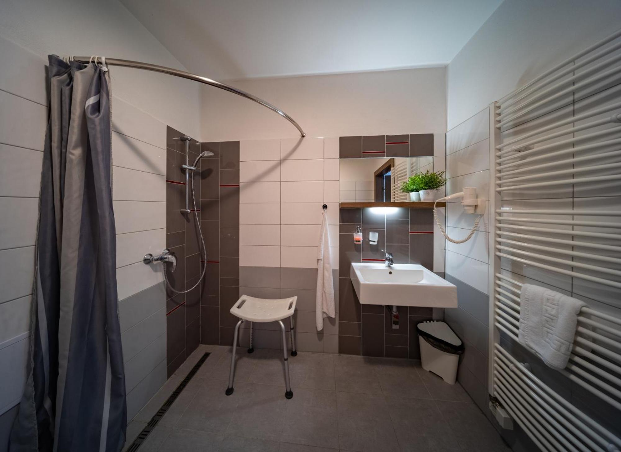 Quintuple Room - Photo 10