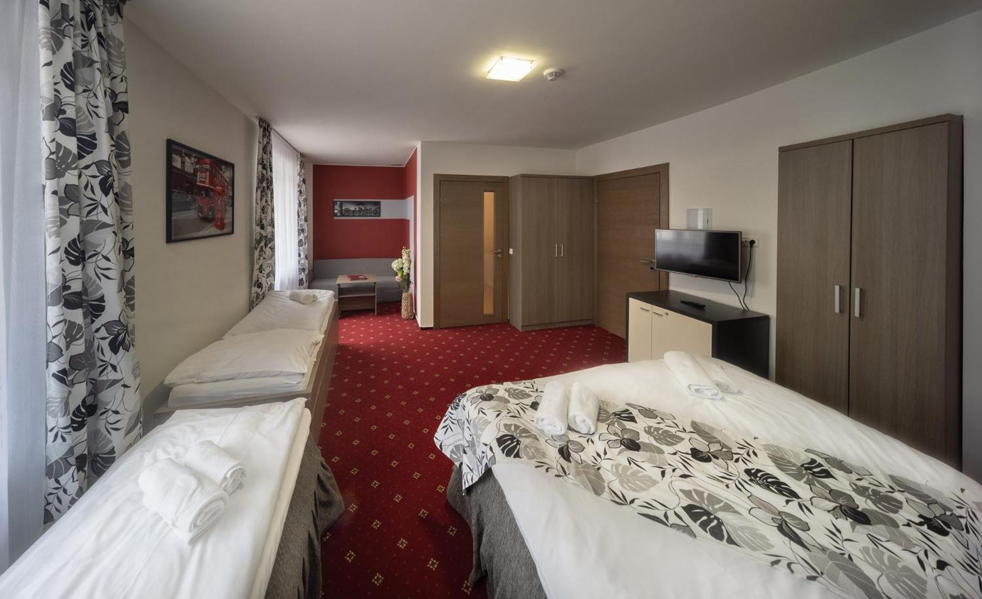 Quadruple Room - Photo 1