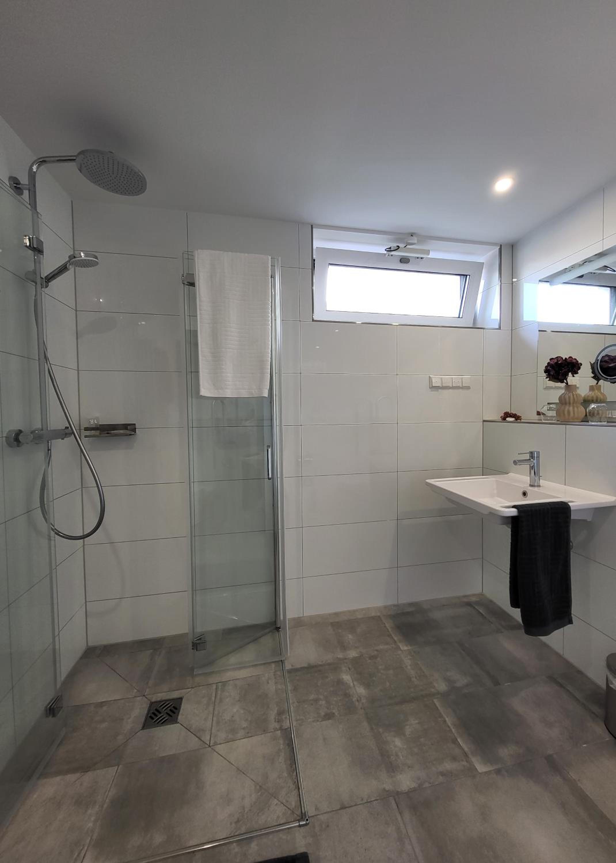 Junior Suite - Disability Access - Photo 9