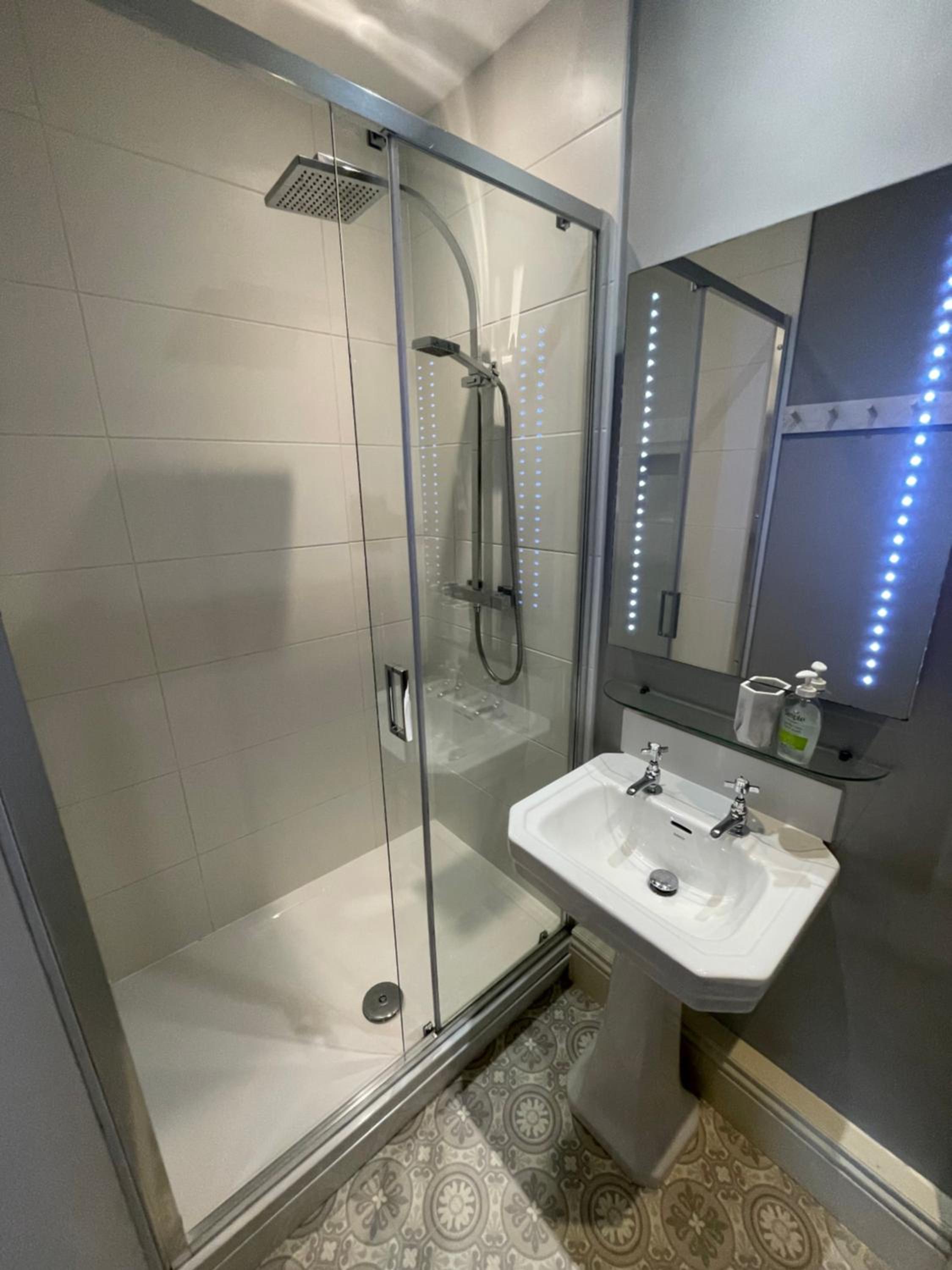 King Room with En Suite Shower photo 3